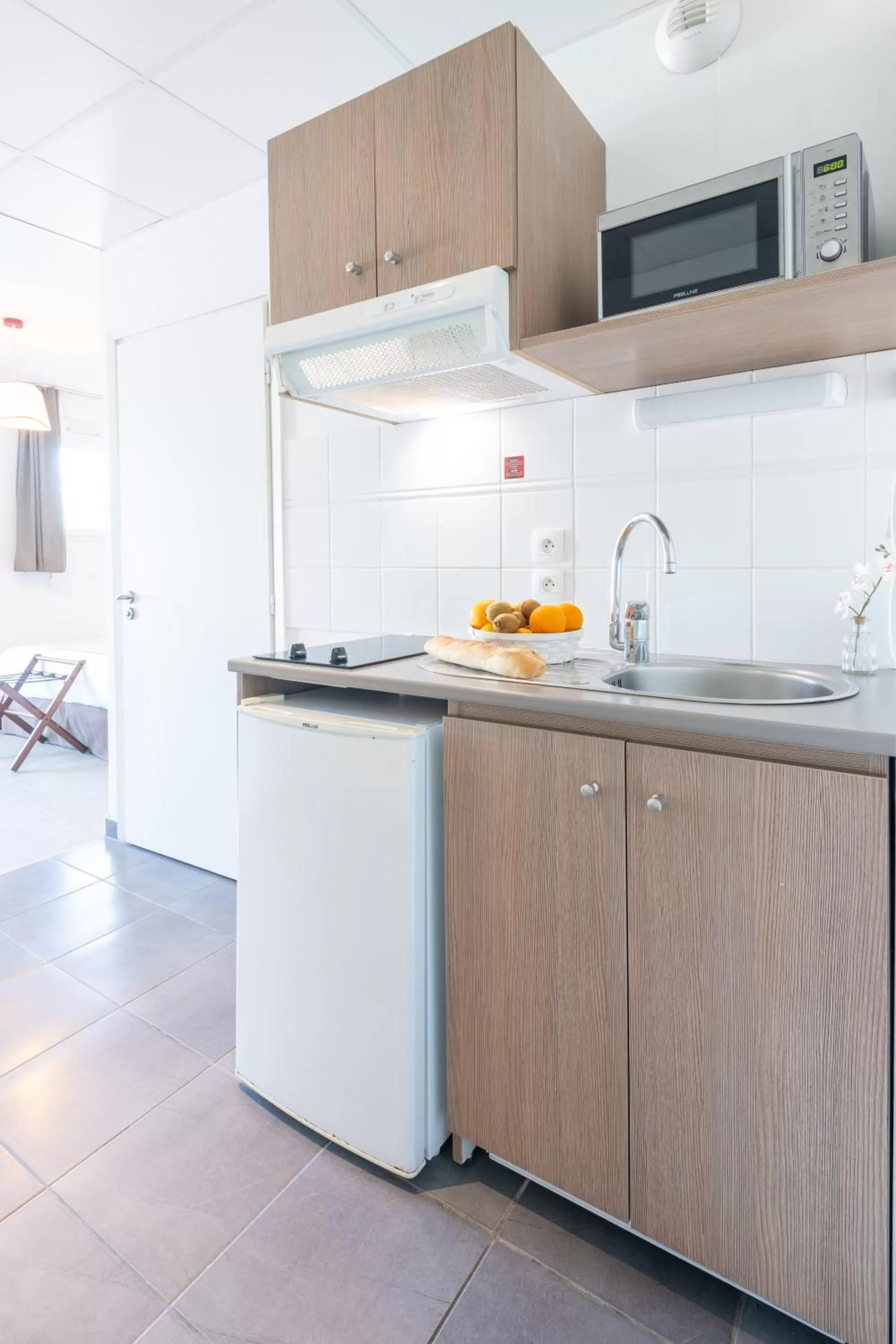 Kitchen or kitchenette in Comfort Aparthotel Cannes Mandelieu