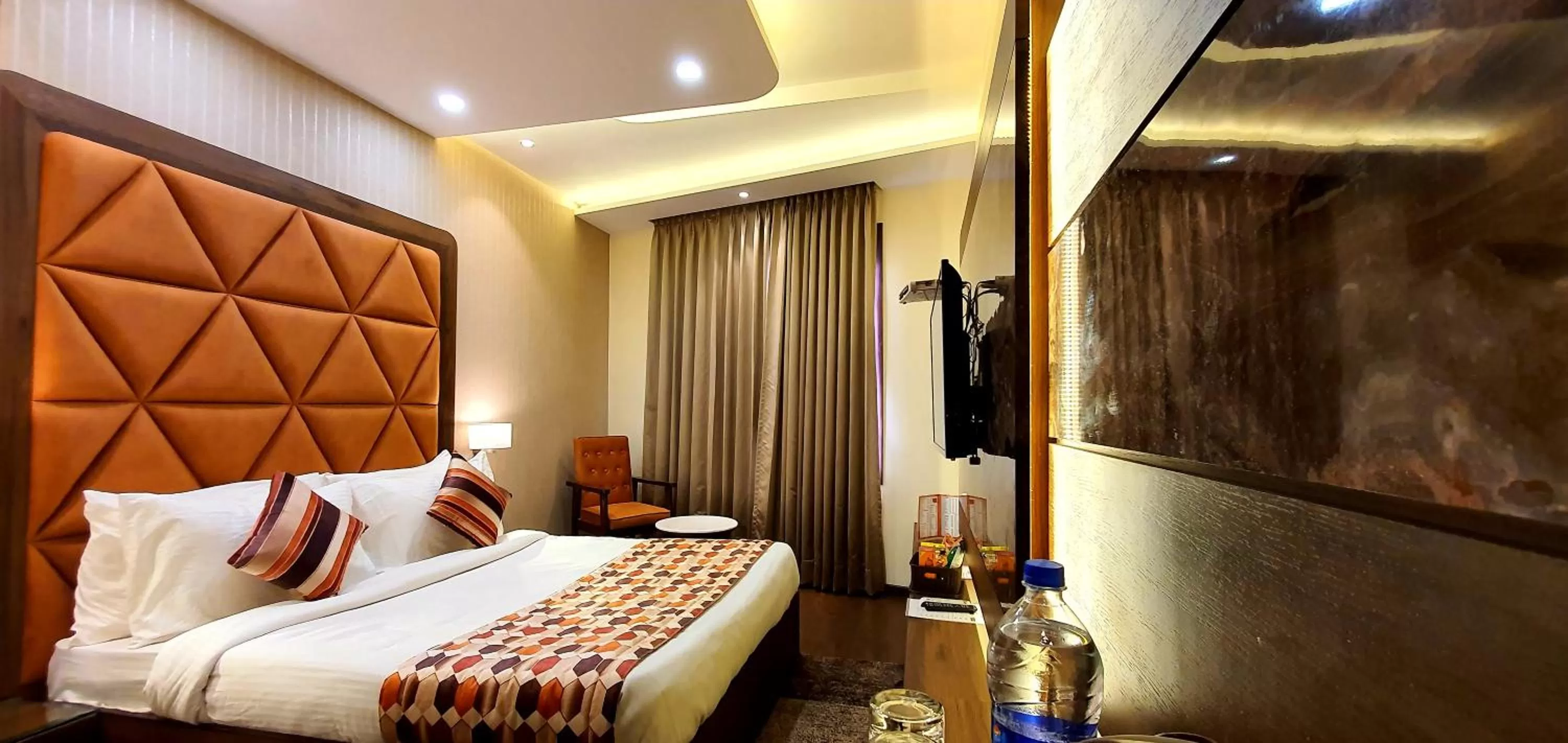 Bed in Hotel Makhan Residency