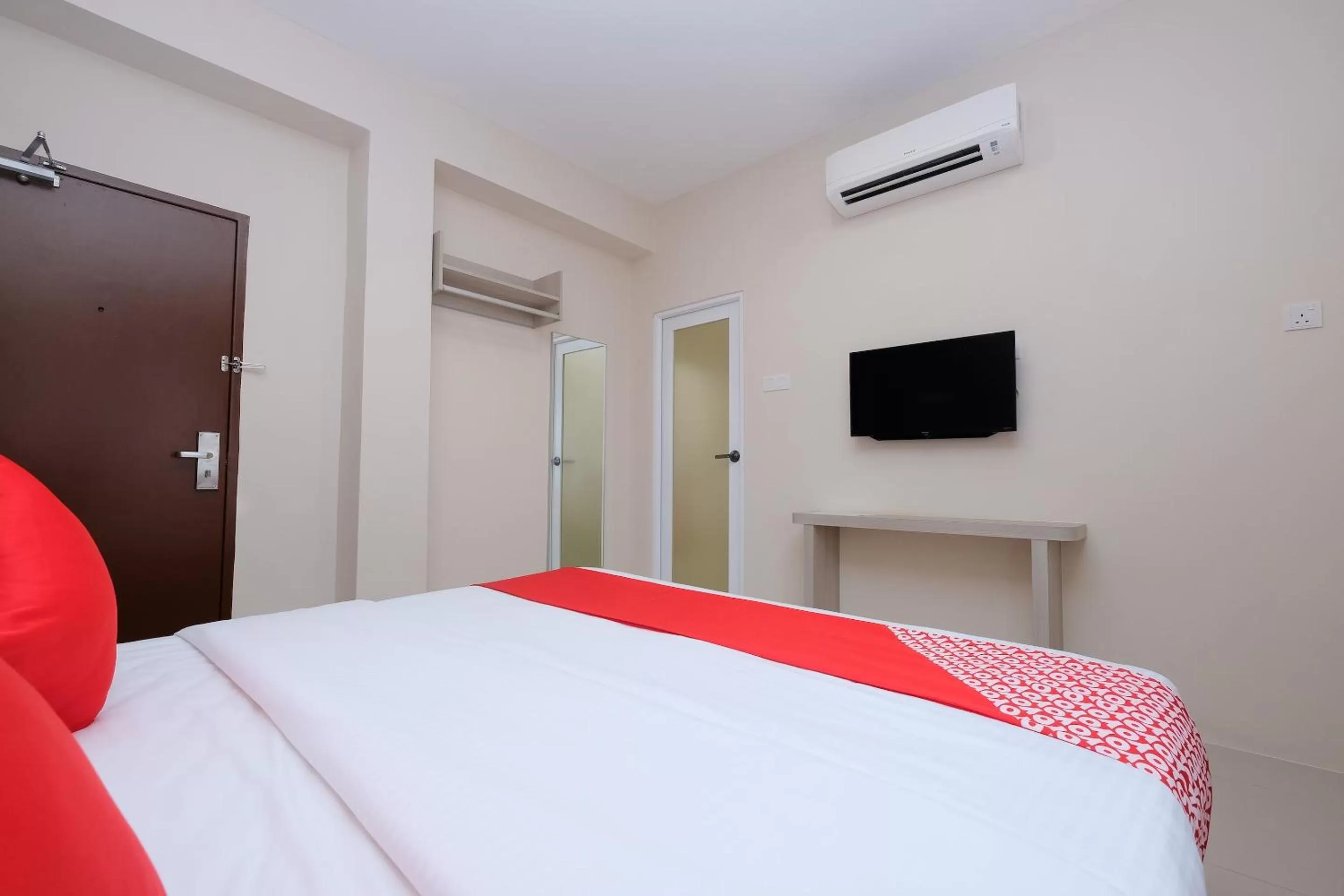 Bedroom, Bed in Super OYO 43935 Mancalin Hotel