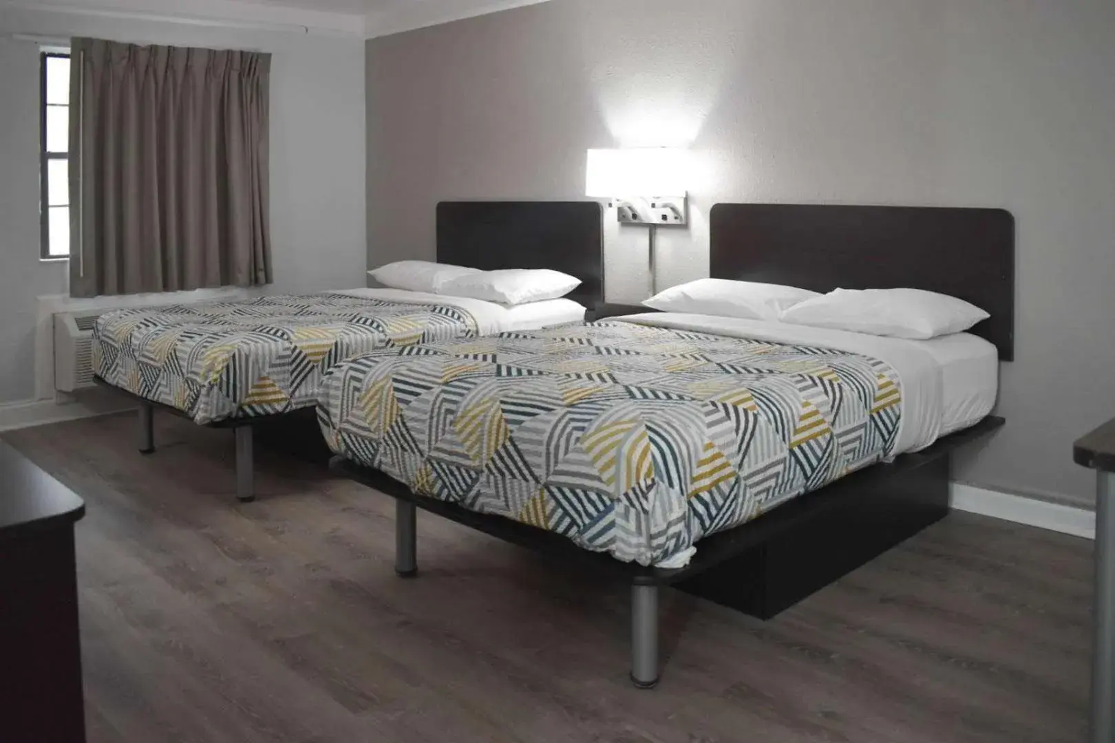 Quadruple Room in Motel 6-Hazelwood, MO Quadruple Room in Motel 6-Hazelwood, MO