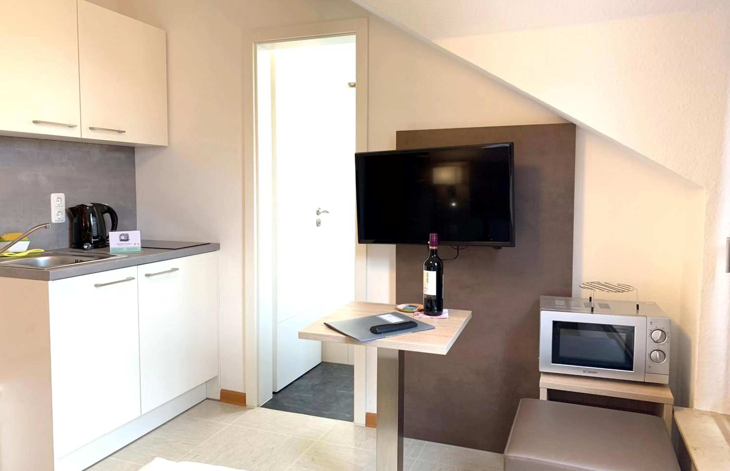 Kitchen or kitchenette, TV/Entertainment Center in Hana Aparthotel