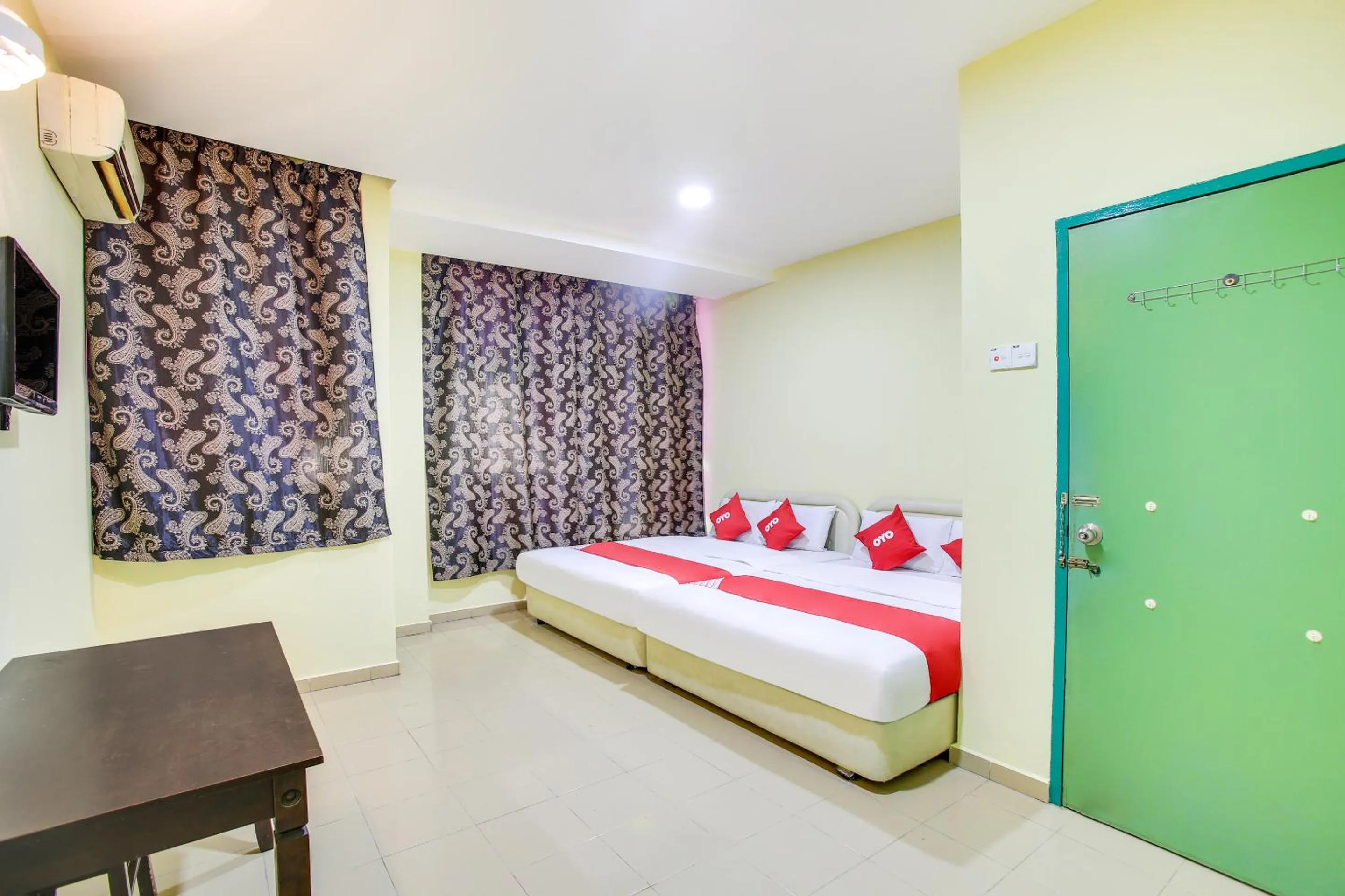 Property building, Bed in Foong Inn Hotel Banting