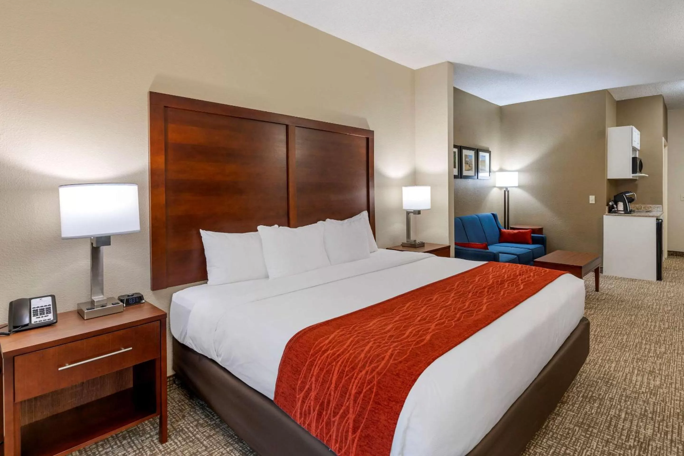 Photo of the whole room, Bed in Comfort Inn & Suites Canton Riverstone Area