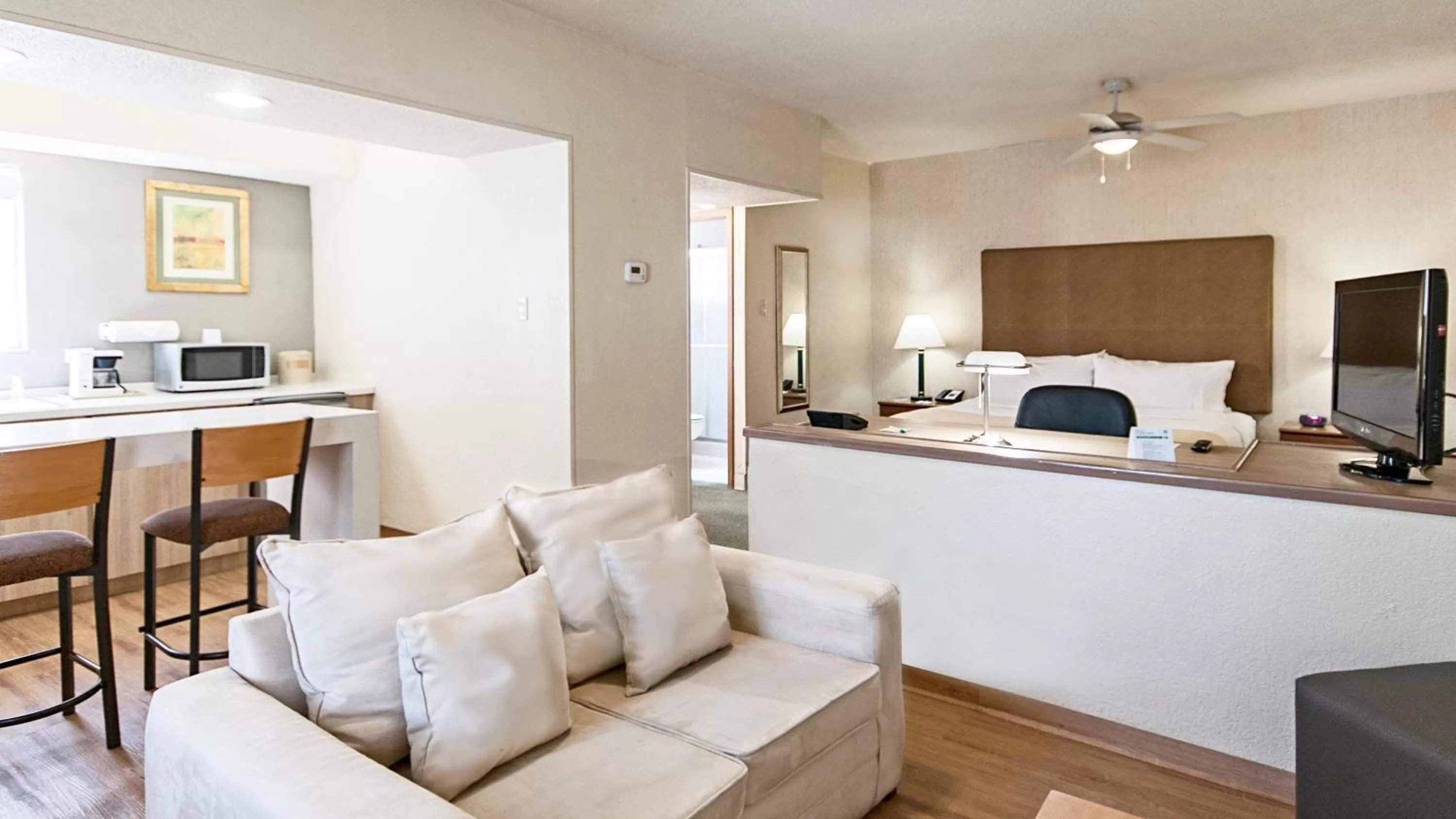 Photo of the whole room in Holiday Inn & Suites Chihuahua Expo by IHG