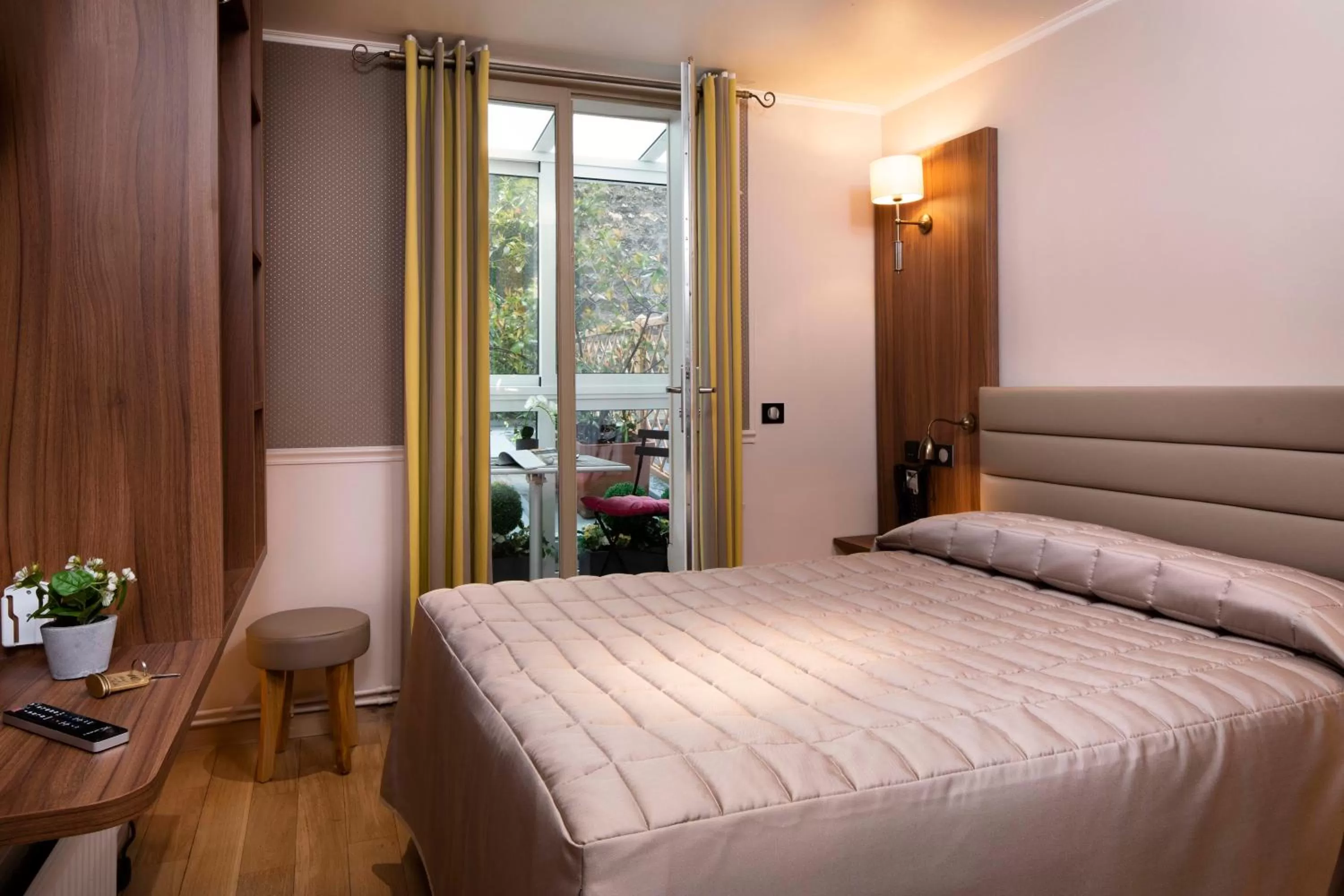 Bed in Hôtel de la Tour Eiffel