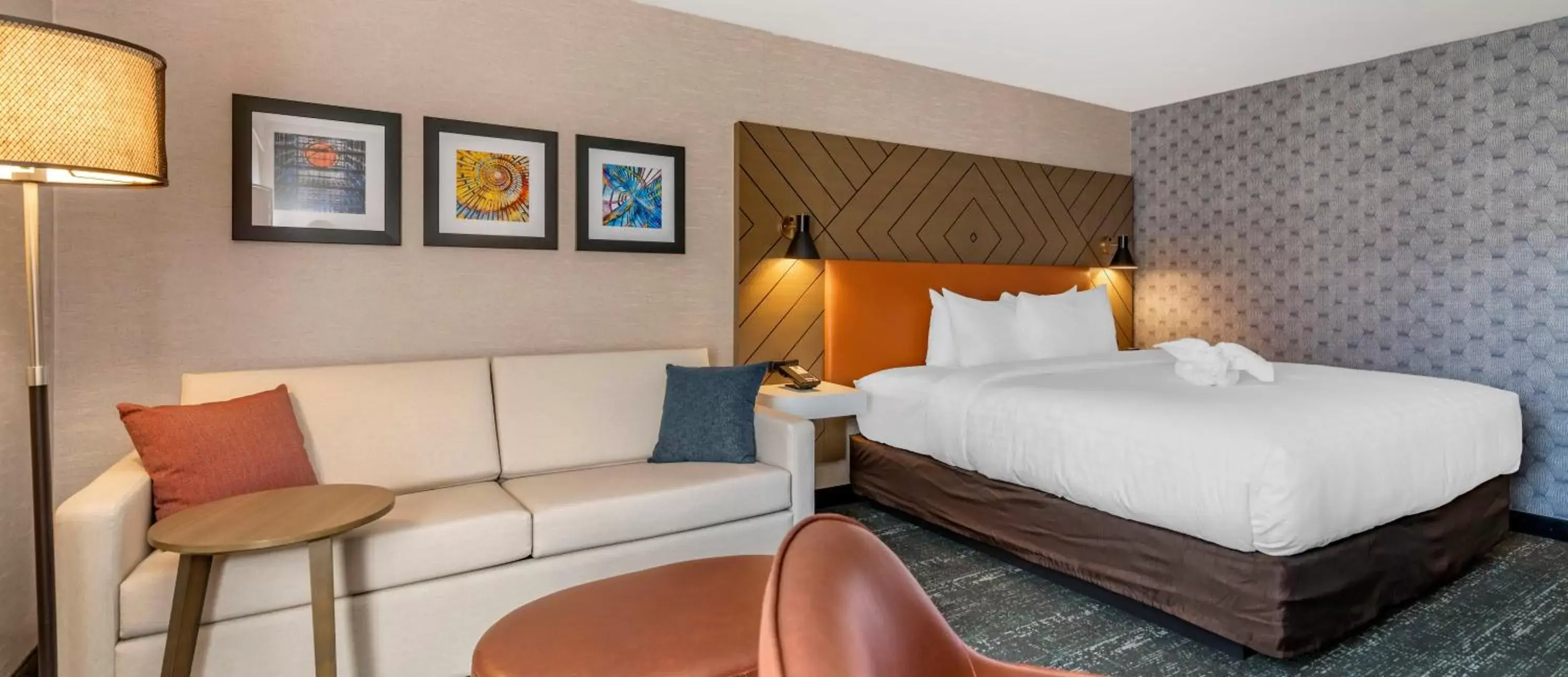 Deluxe King Room with Tub - Non-Smoking in Clarion Inn Deluxe King Room with Tub - Non-Smoking in Clarion Inn