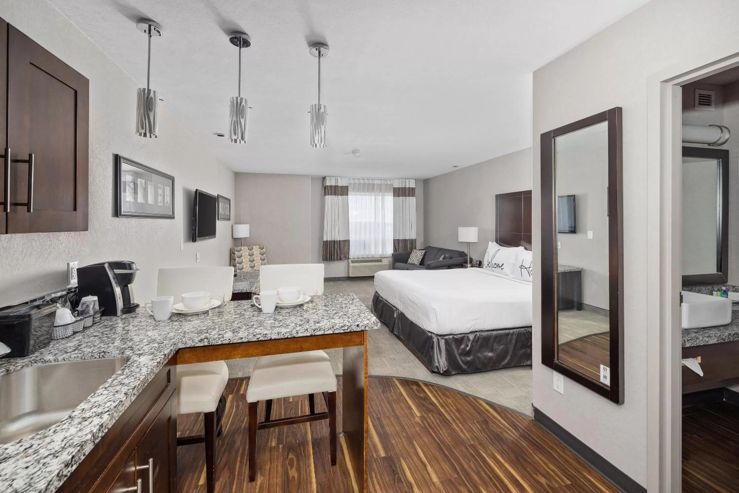 Photo of the whole room, Bed in Home Inn & Suites Yorkton