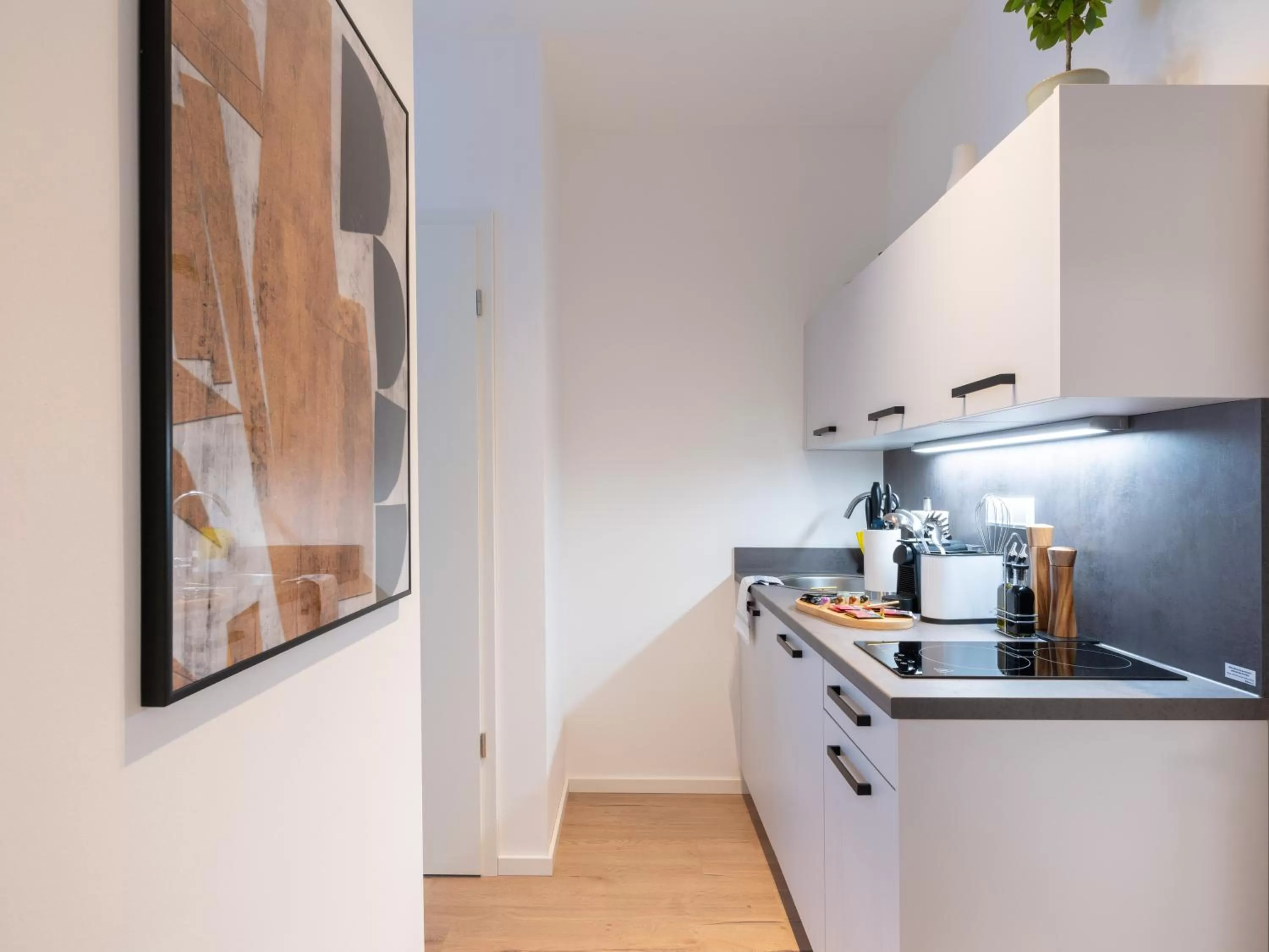 Kitchen or kitchenette in Limehome Frankfurt Gutleutstraße - Digital Access