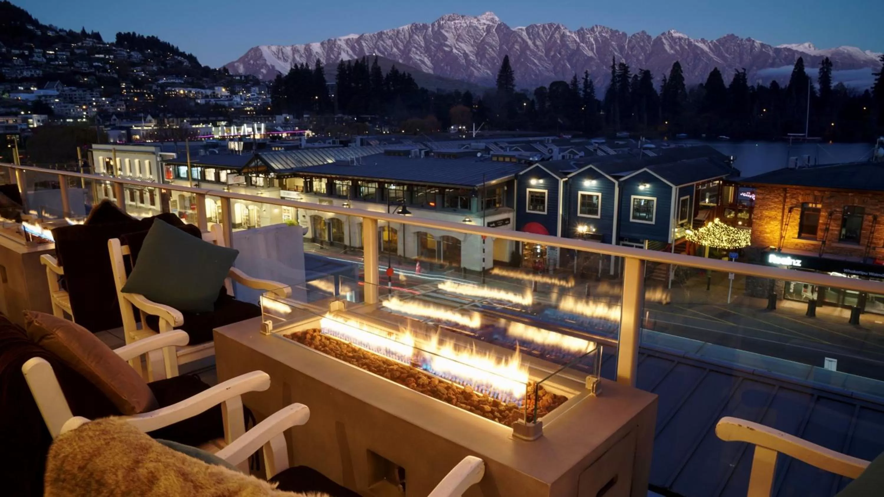 Lounge or bar in Crowne Plaza Queenstown by IHG