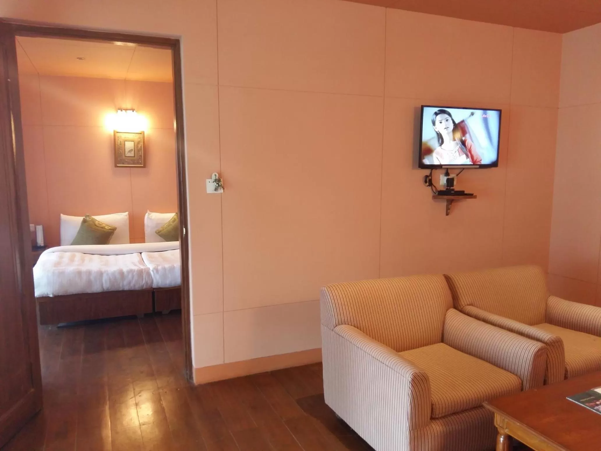 Communal lounge/ TV room, Bed in Cedar Inn