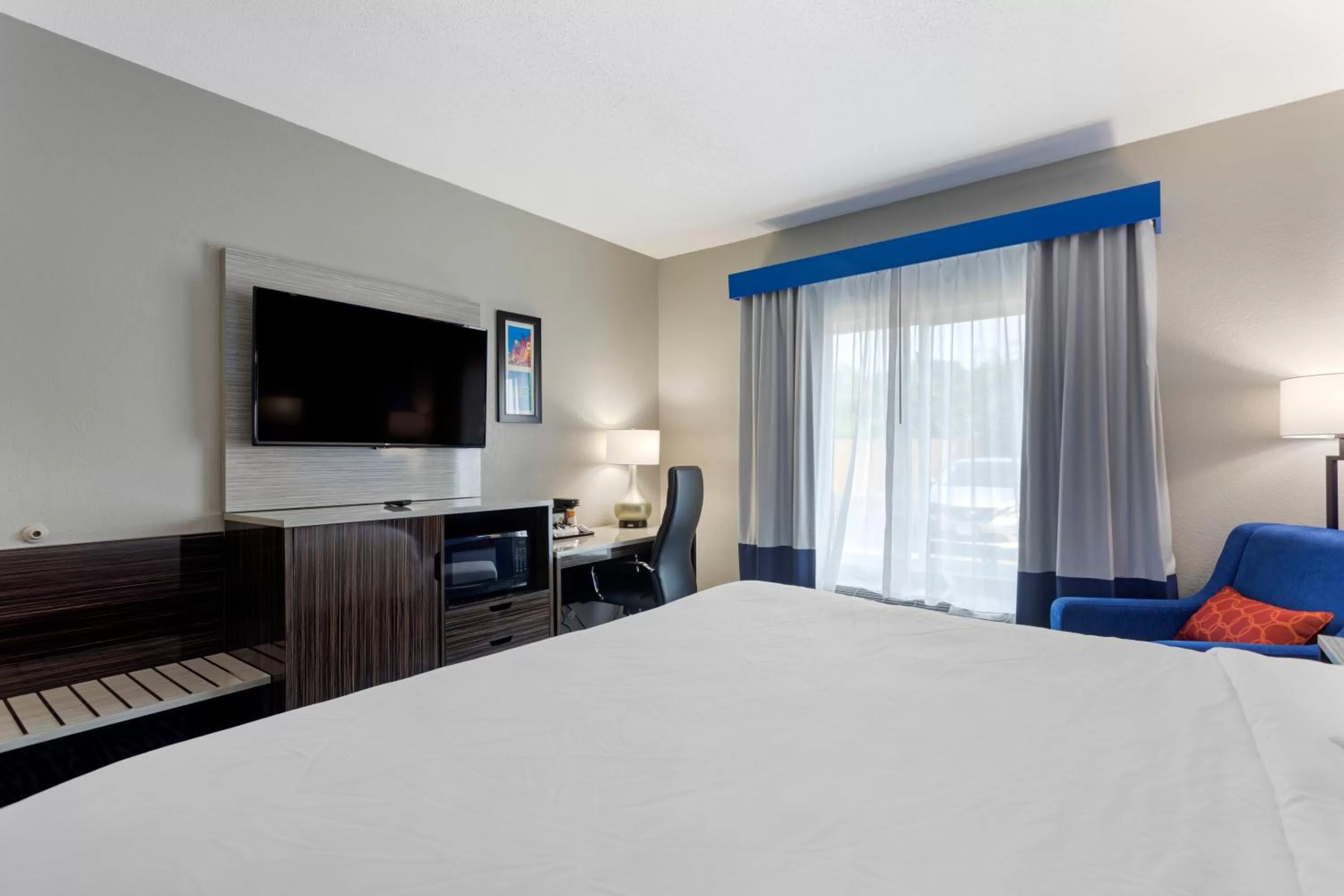 Photo of the whole room, Bed in Comfort Inn & Suites Memphis East