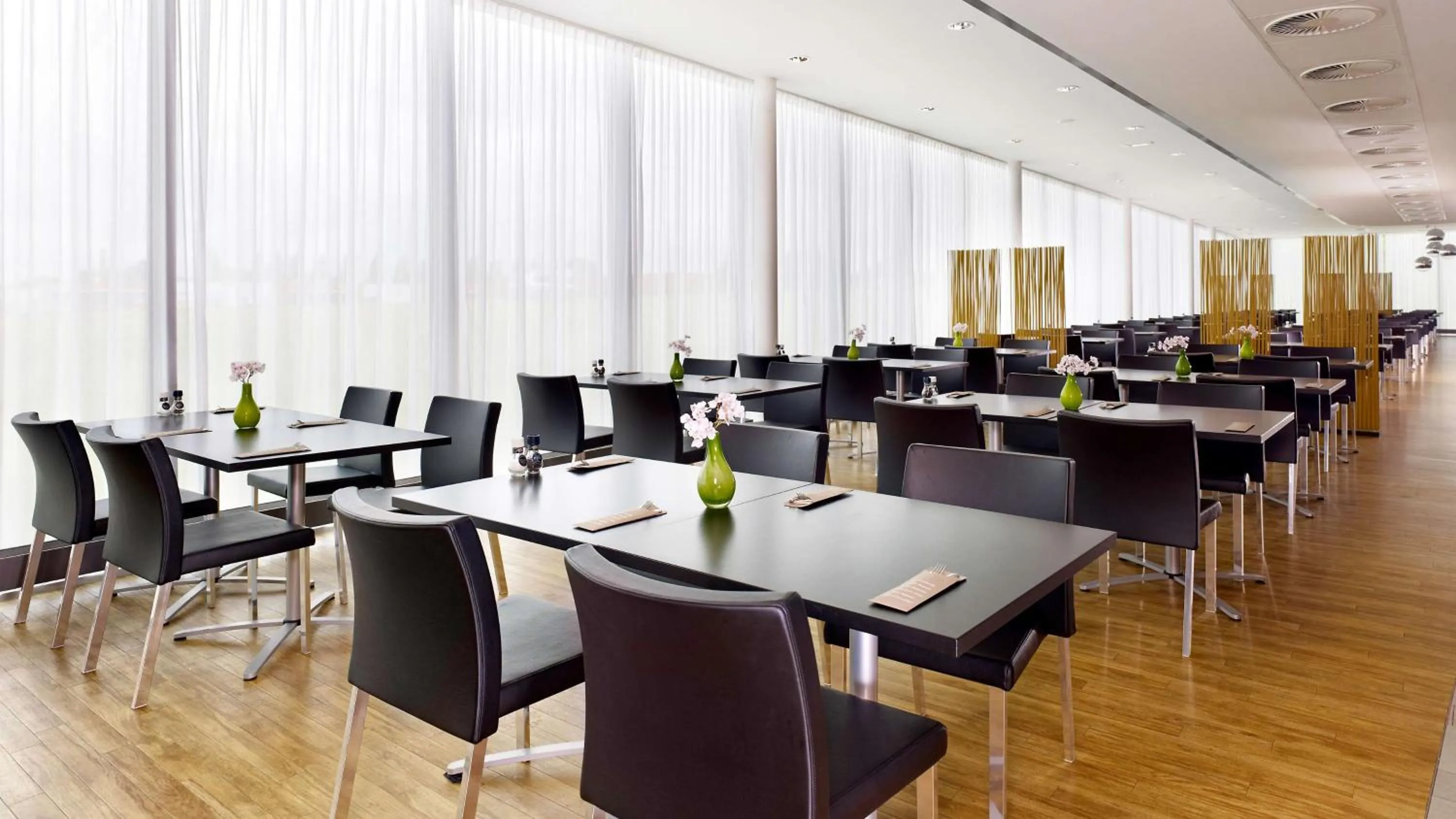 Restaurant/places to eat in Park Plaza Amsterdam Airport