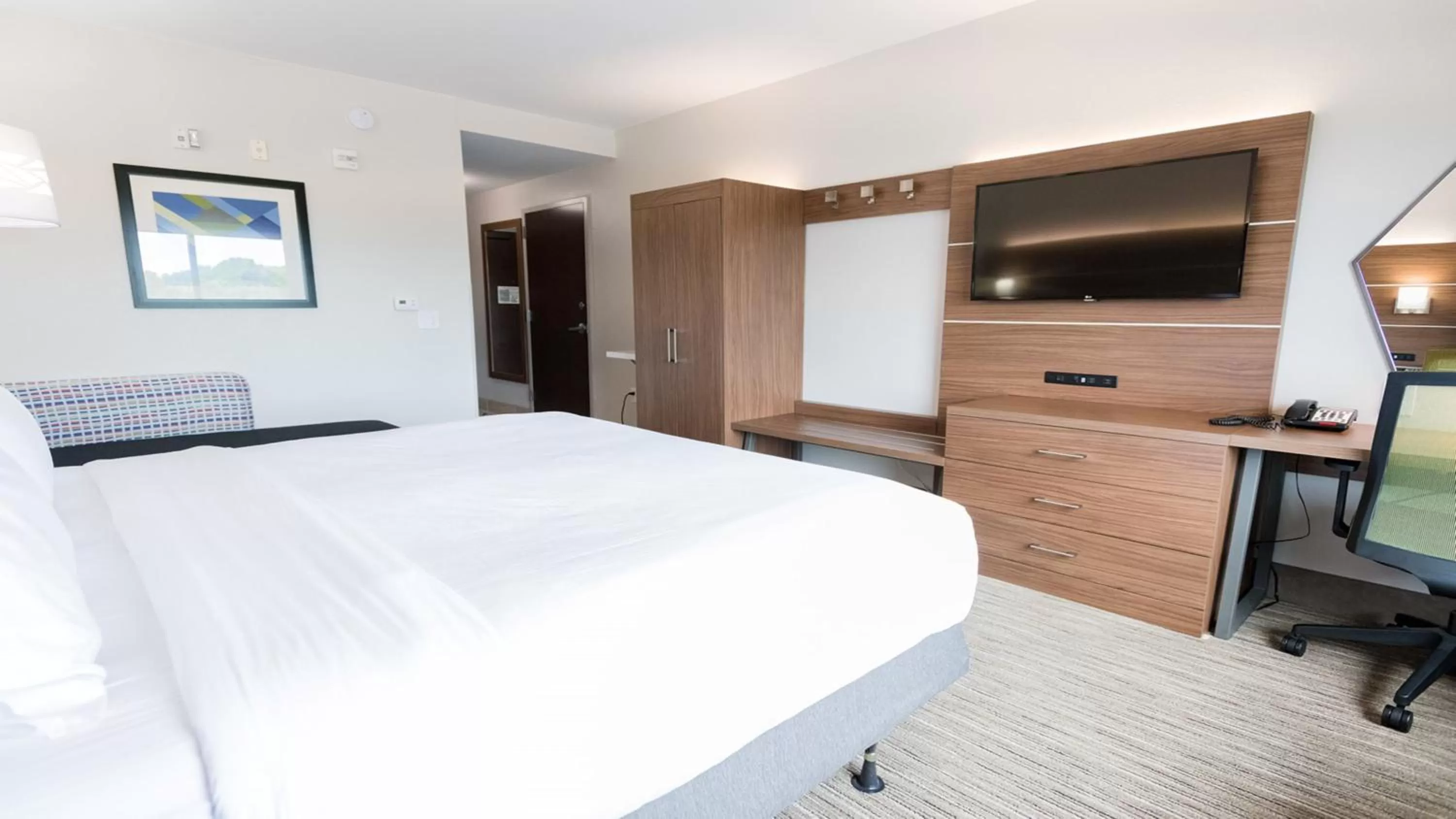 Photo of the whole room, Bed in Holiday Inn Express & Suites Lexington North West-The Vineyard by IHG