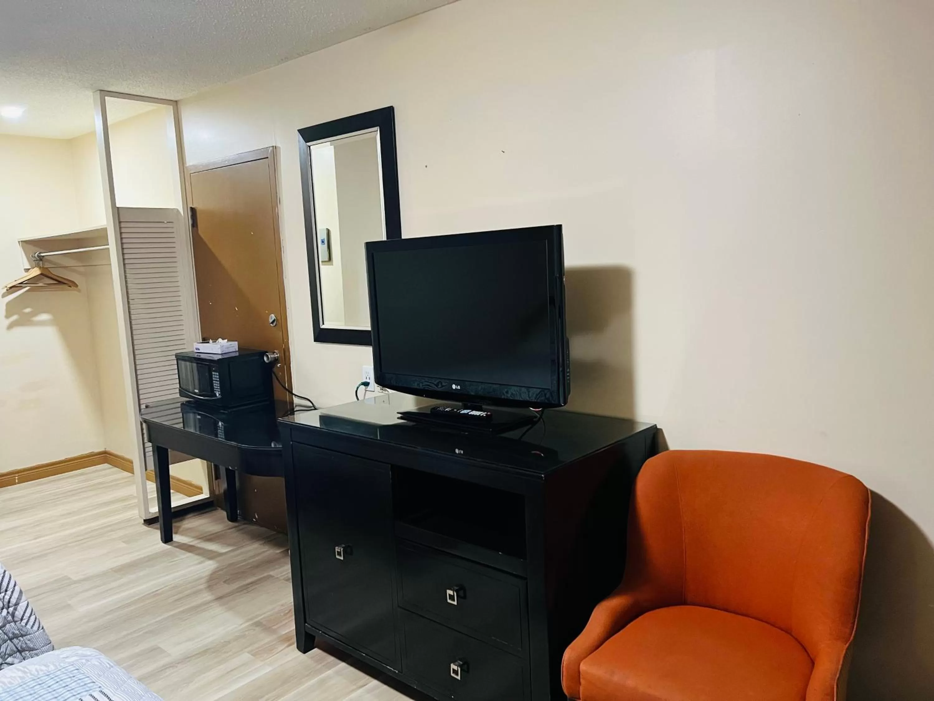 TV and multimedia in Sunset Inn