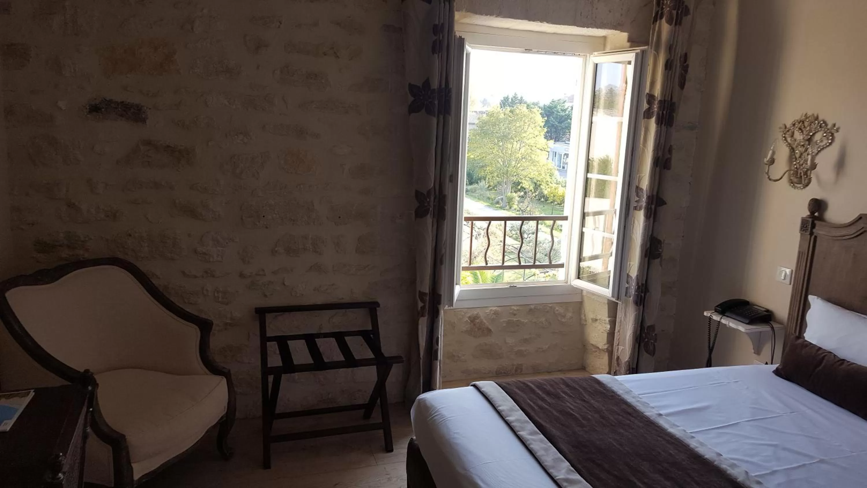 Bed in Hotel Le Mas Saint Joseph