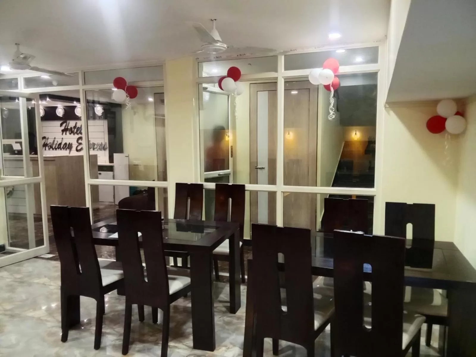 Restaurant/places to eat in Hotel Holiday Express