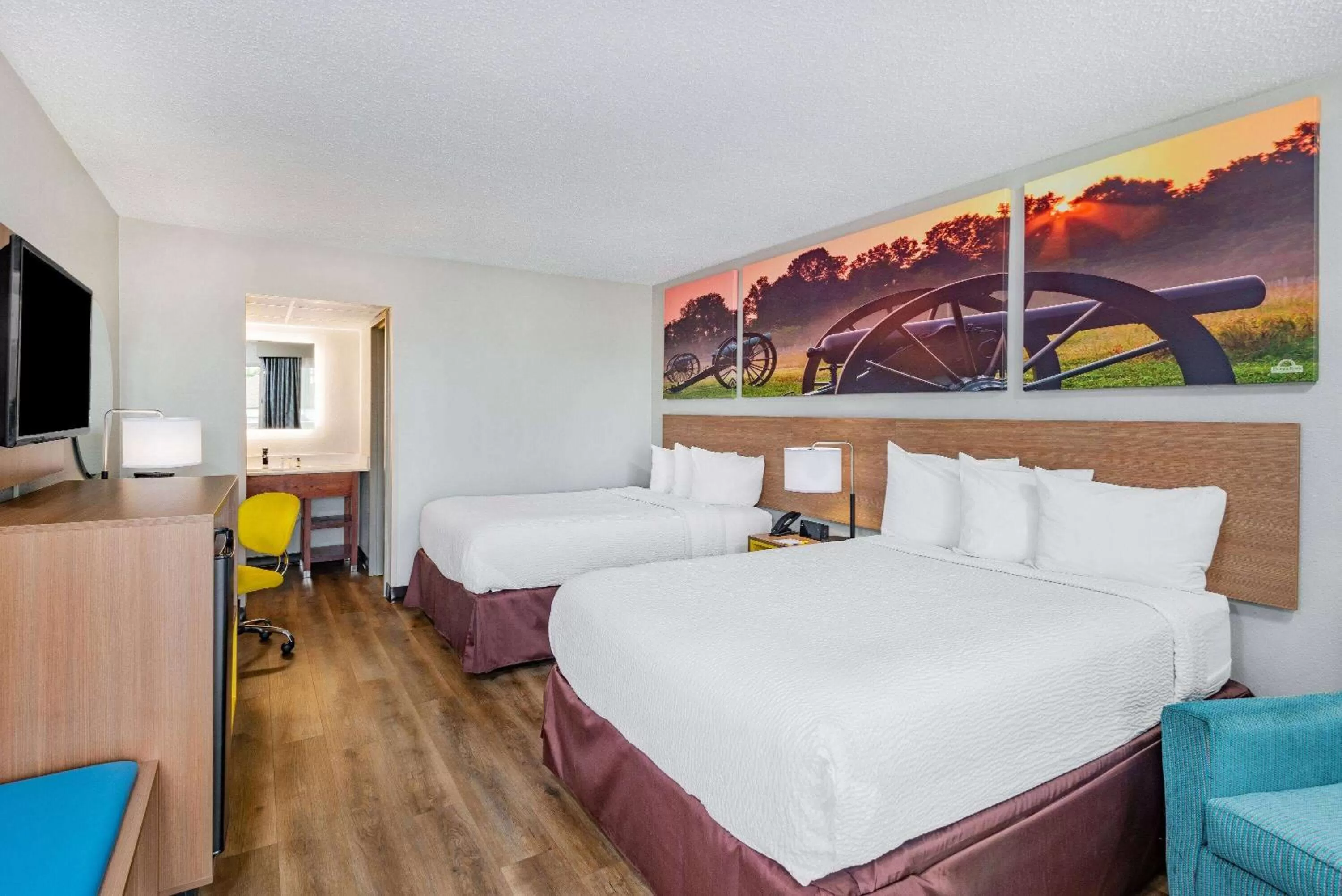 Photo of the whole room, Bed in Days Inn by Wyndham Charlottesville/University Area