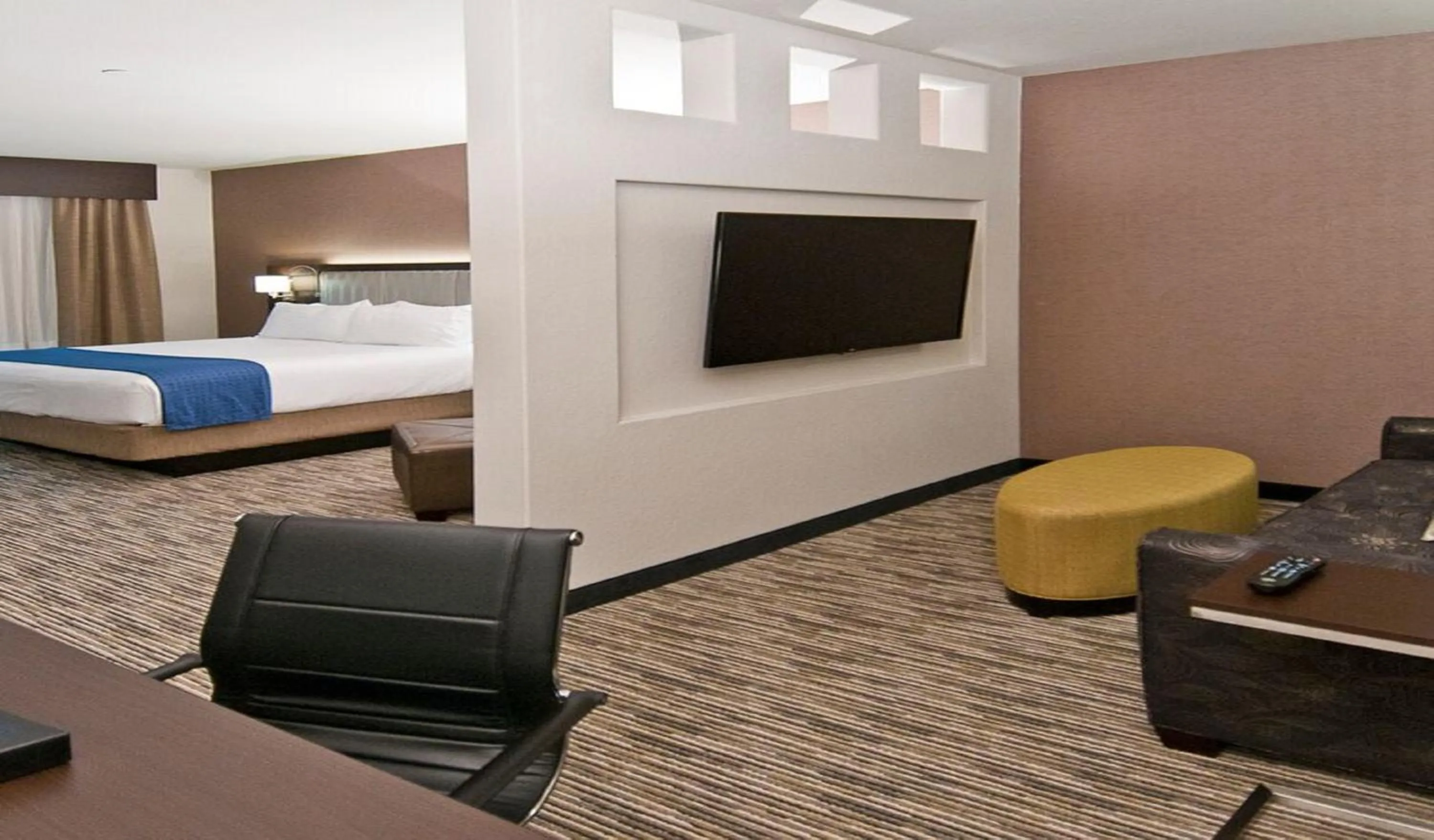 Photo of the whole room, Bed in Holiday Inn Austin Airport by IHG