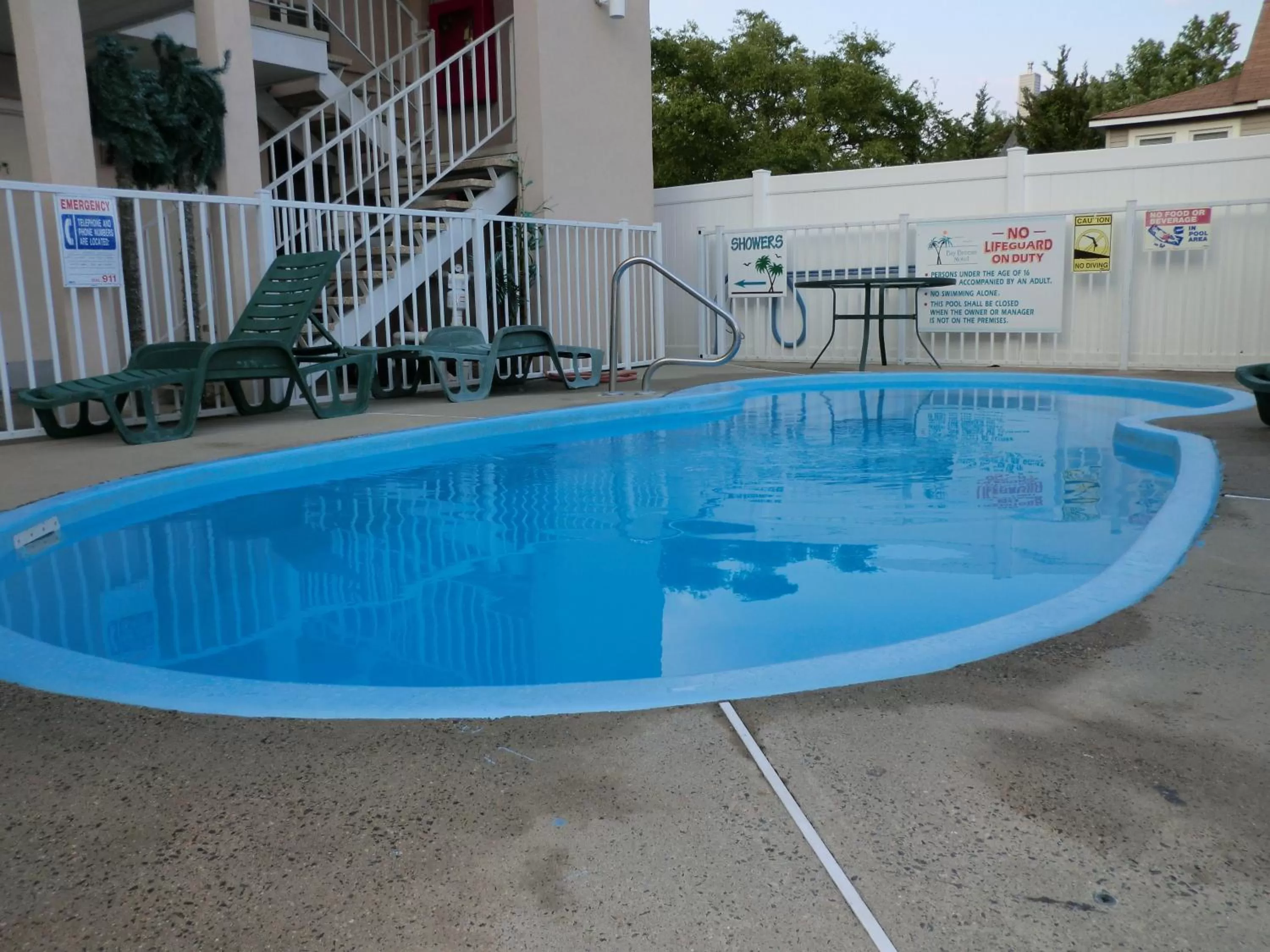 Swimming pool in Bay Breeze Motel