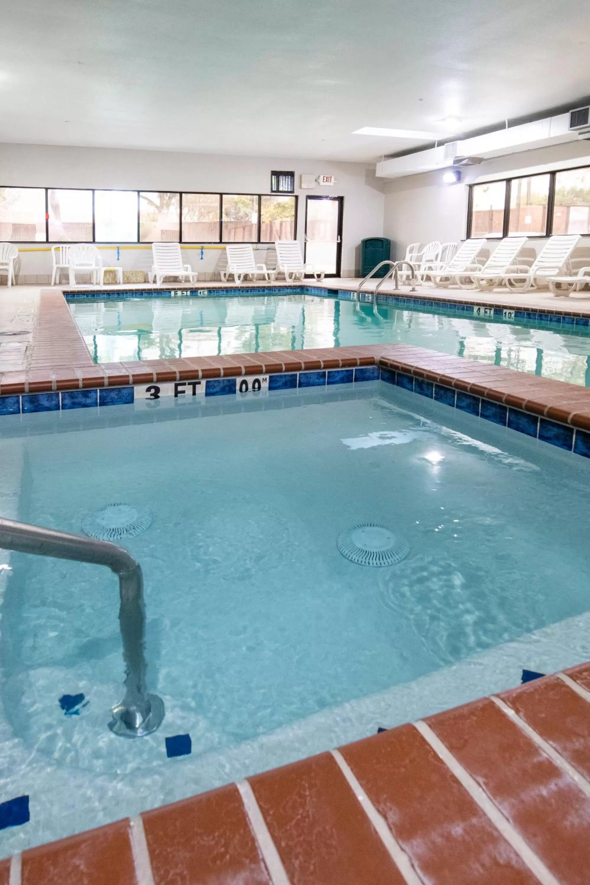 Swimming pool in Comfort Inn & Suites Near Medical Center