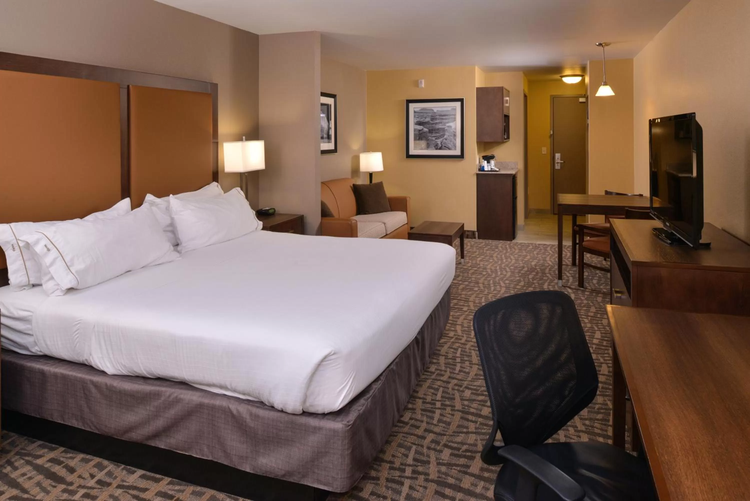 Photo of the whole room, Bed in Holiday Inn Express & Suites Page - Lake Powell Area by IHG