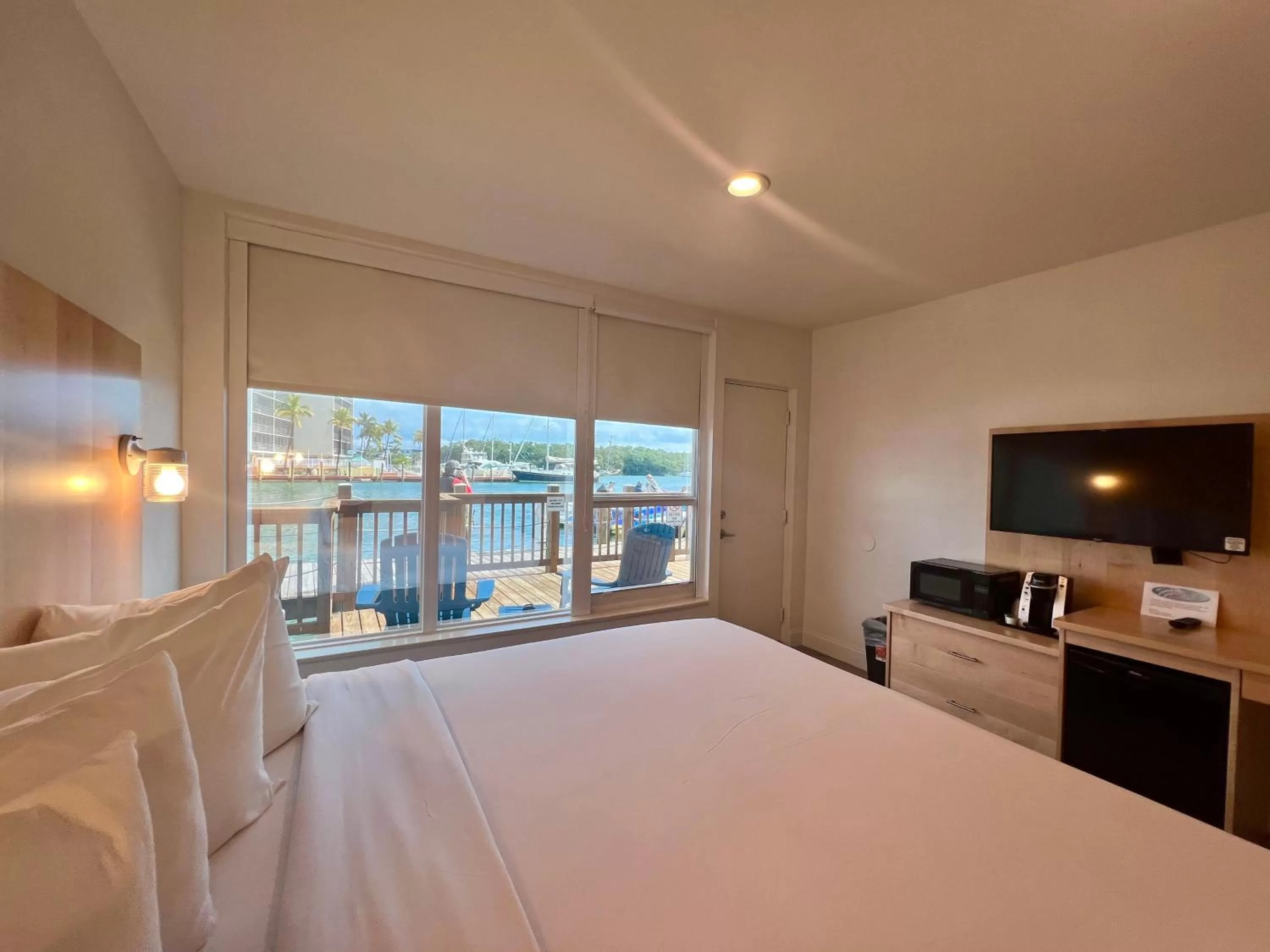 Bed in Gilbert's Resort & Marina