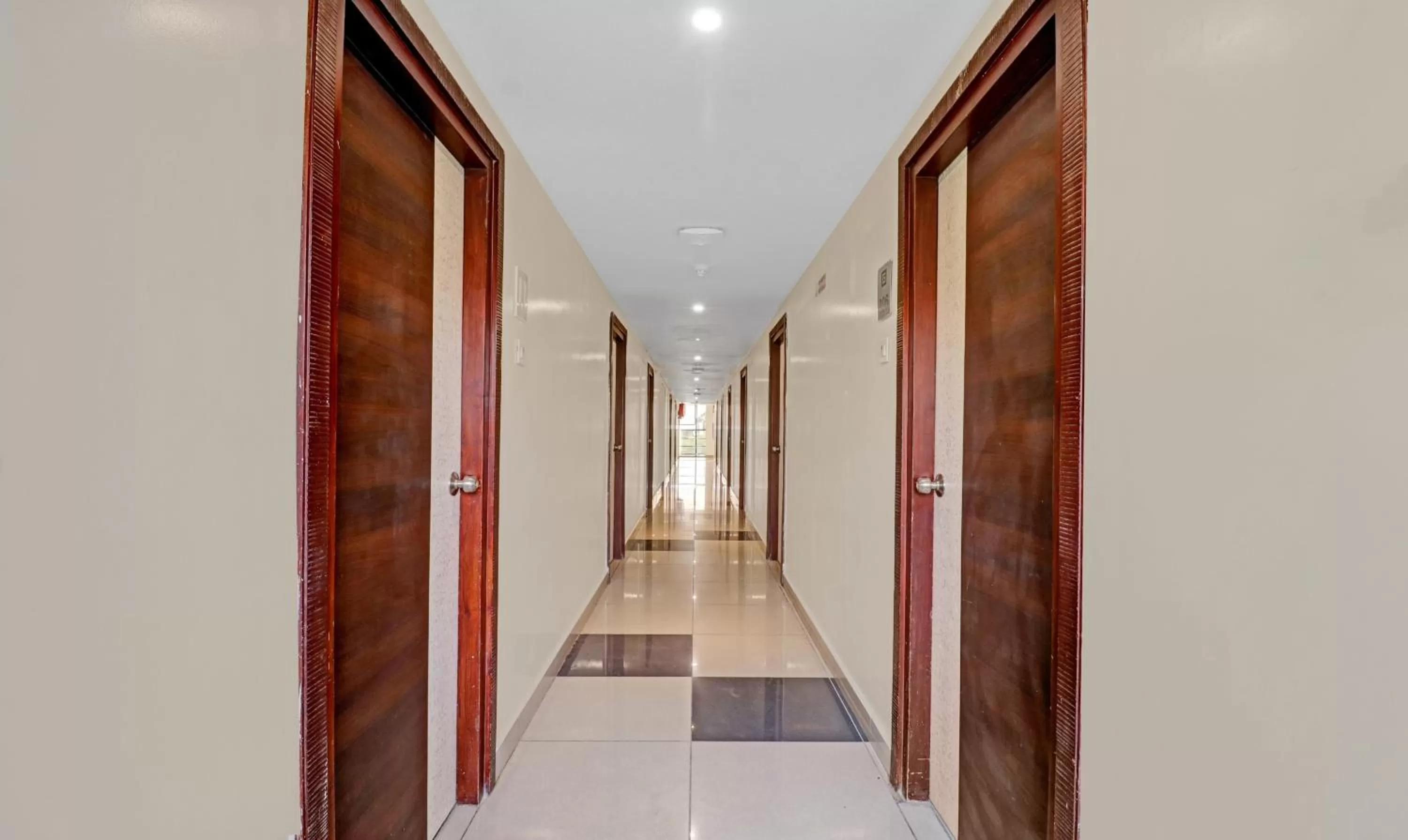 Itsy By Treebo - G Square