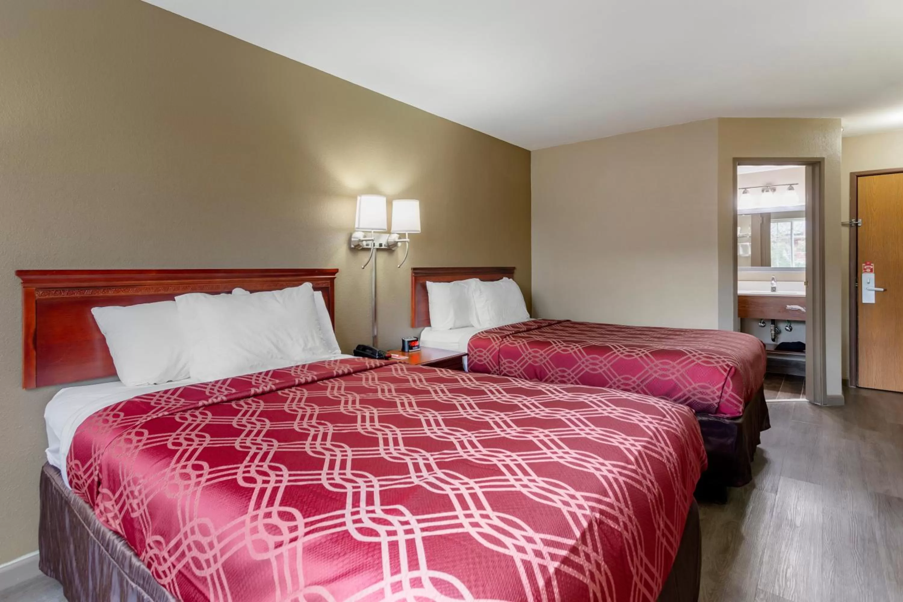 Bed in Econo Lodge Inn & Suites Dickson