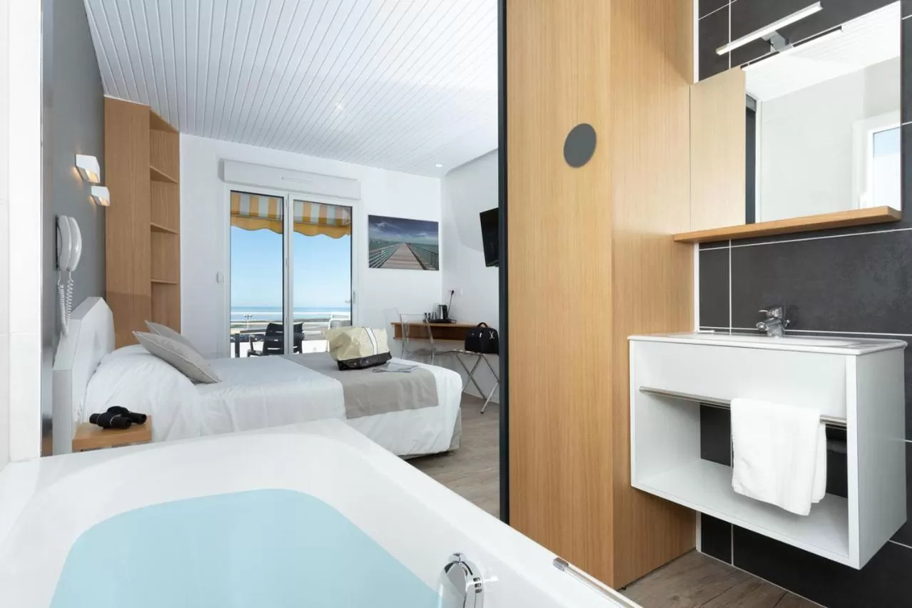 Bathroom, Bed in Hotel Les Dunes