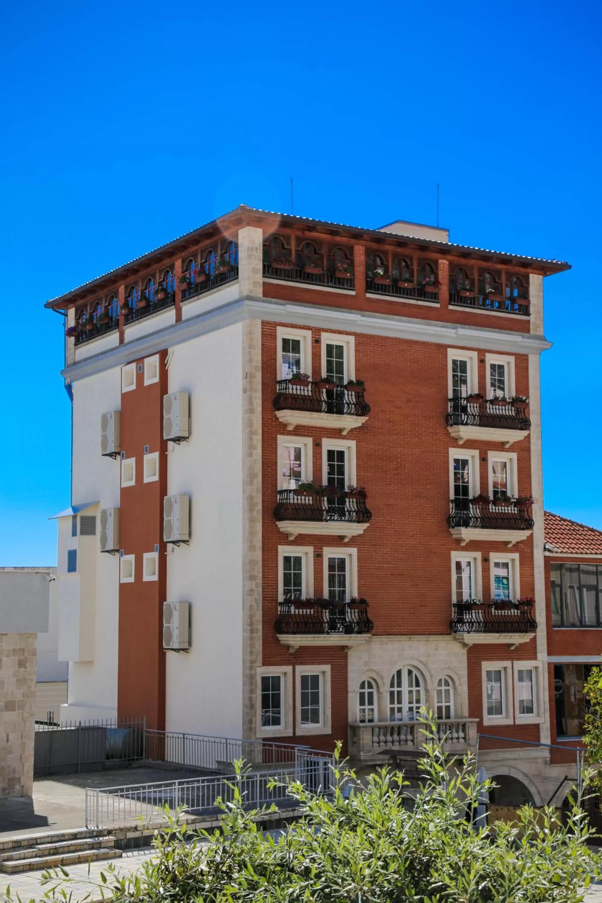 Property Building in Mervin Hotel