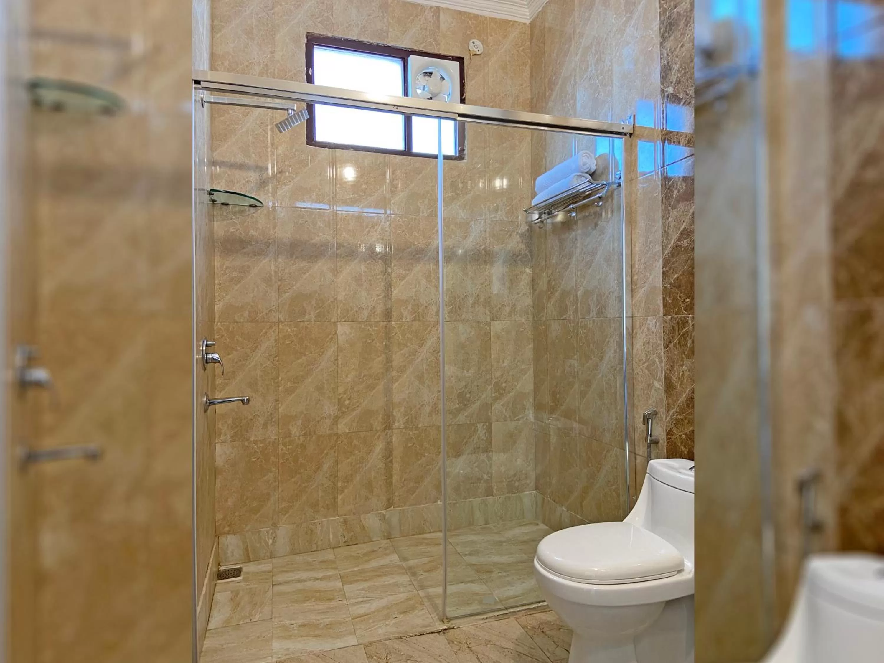 Shower in Hotel Nirvana Palace Rishikesh