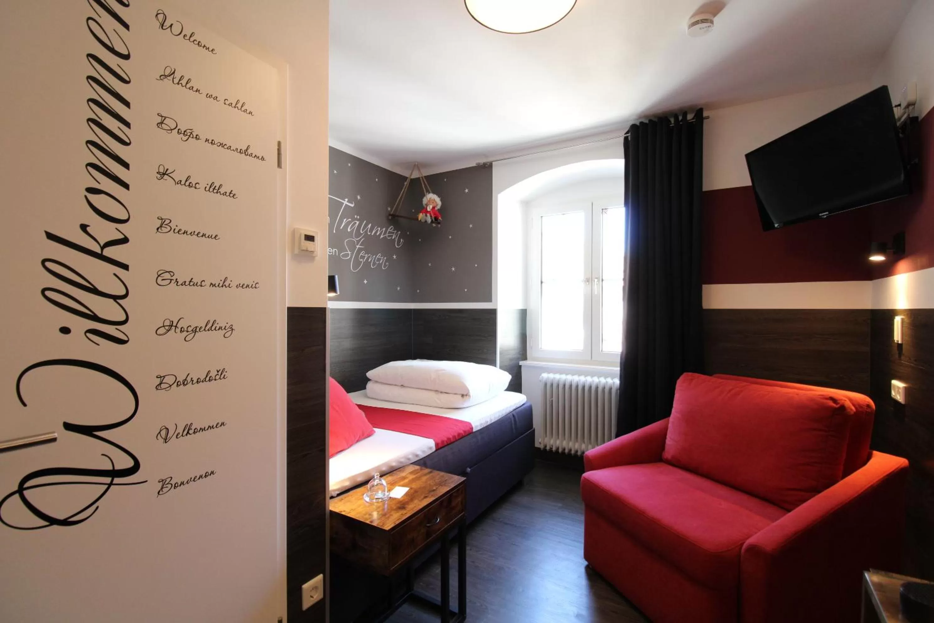 Photo of the whole room, Bed in MY HOME Hotel Lamm Rottweil "Smart Home"