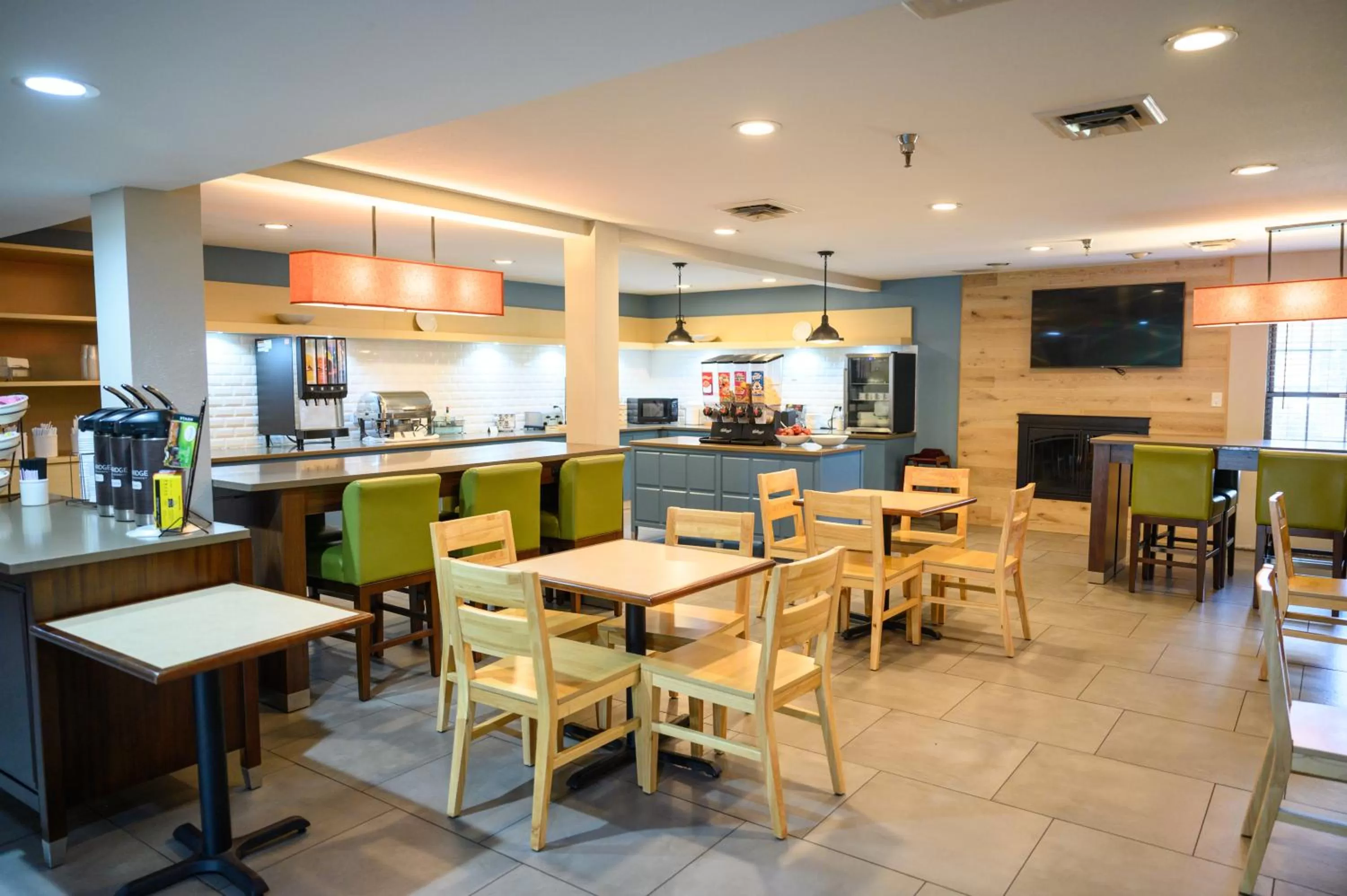 Breakfast in Country Inn & Suites by Radisson, Greenfield, IN