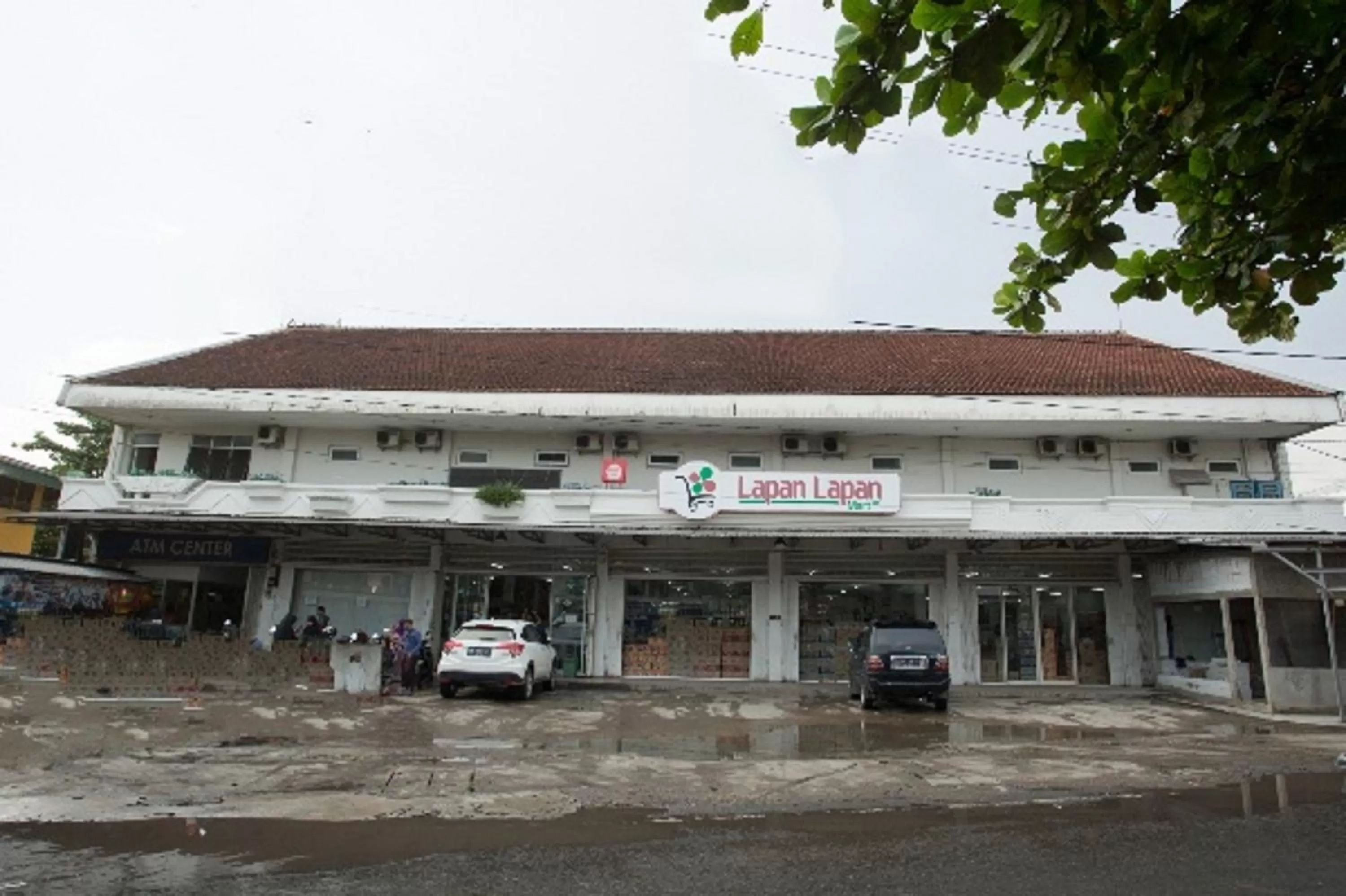 Property building in Hotel O Lapan Lapan