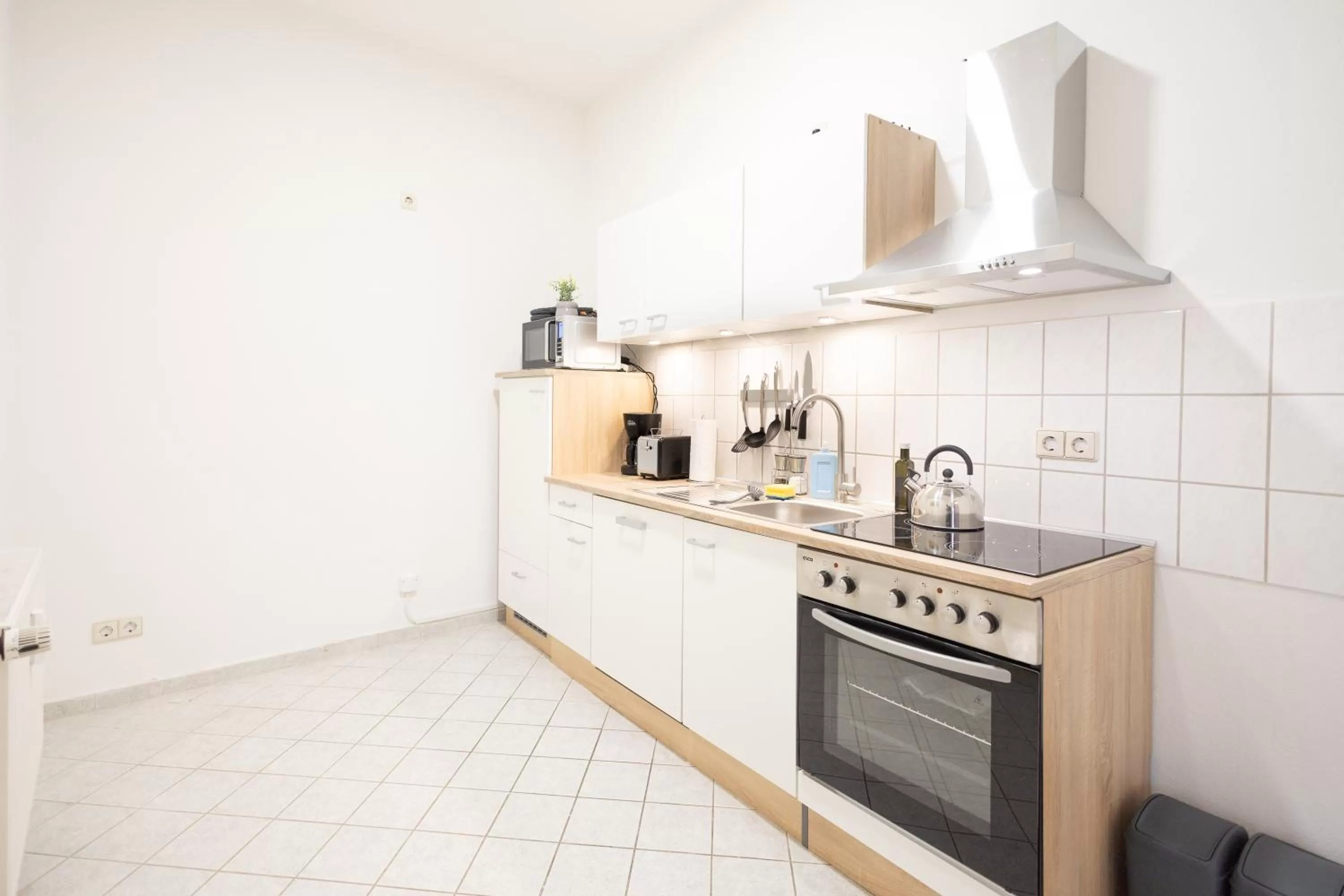 Coffee/tea facilities, Kitchen/Kitchenette in Ko-Living Space an der Oper - Street Art Design Apartments