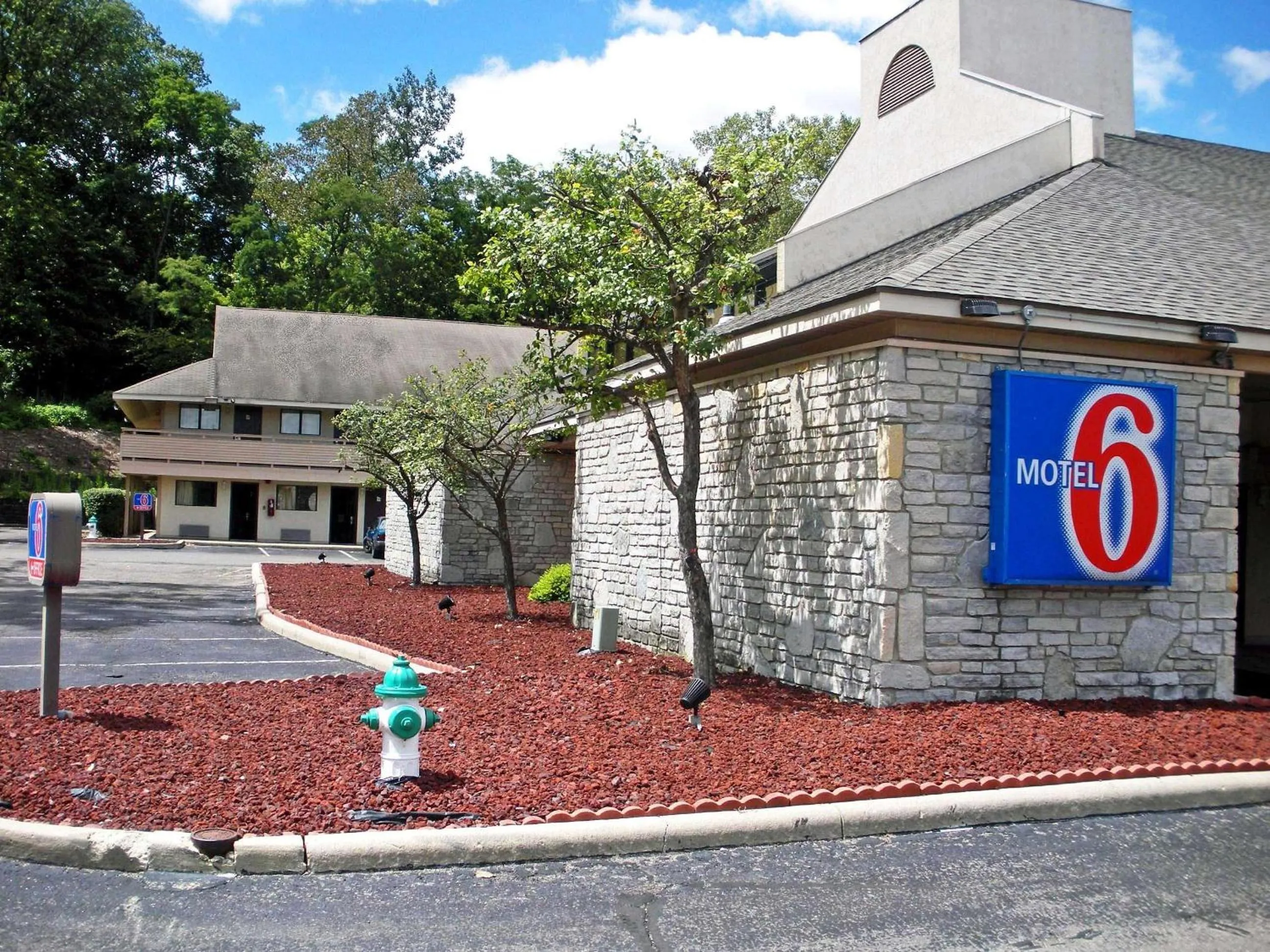 Property building in Motel 6-Dayton, OH - Englewood