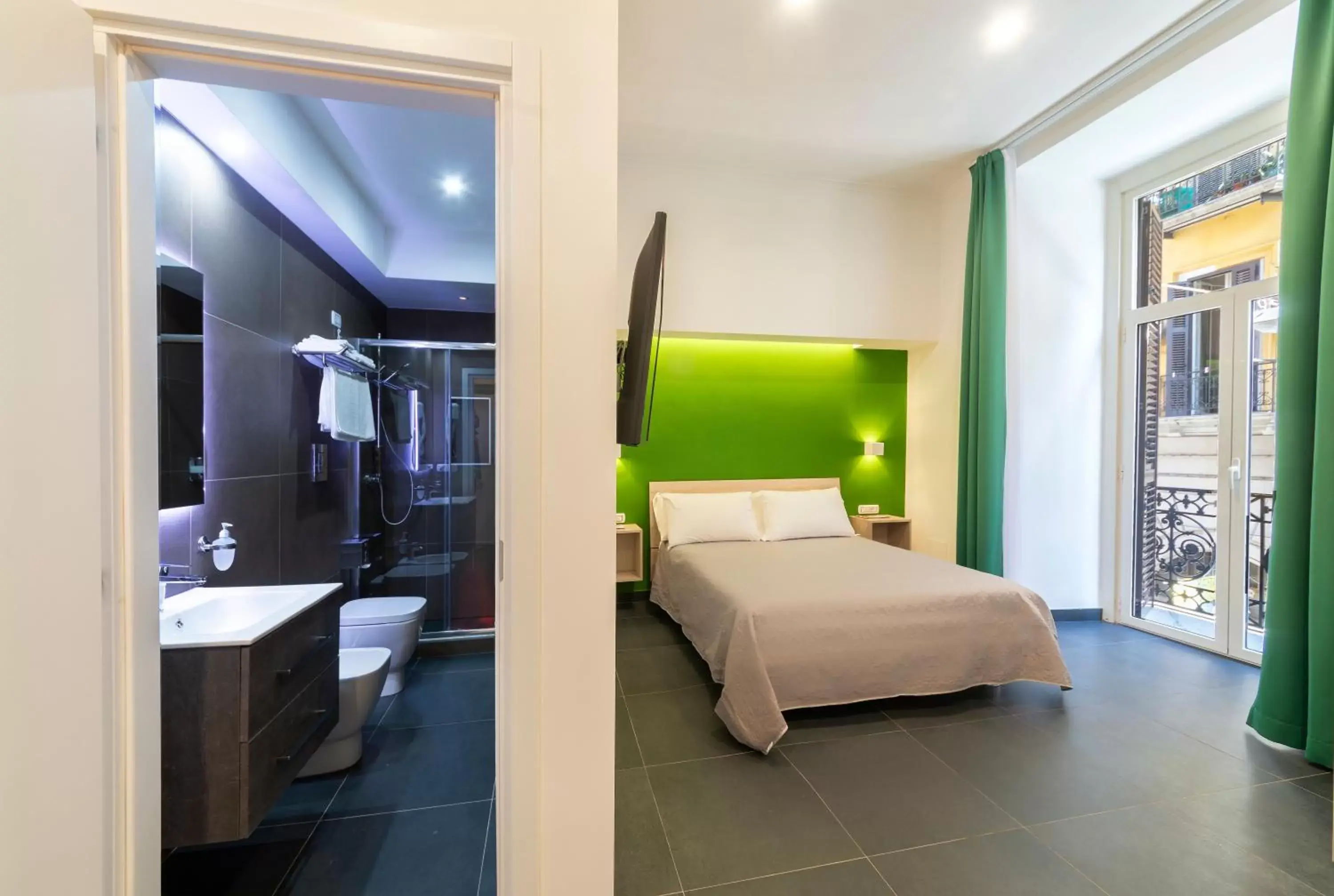 Deluxe Double Room with Balcony in B&B Neapolitan Breakfast Deluxe Double Room with Balcony in B&B Neapolitan Breakfast