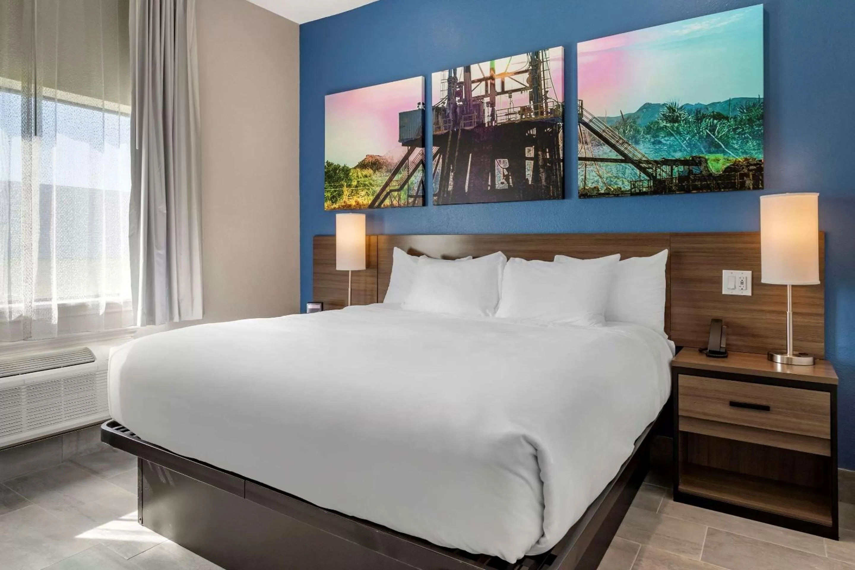 Photo of the whole room, Bed in Clarion Pointe Port Arthur-Beaumont South