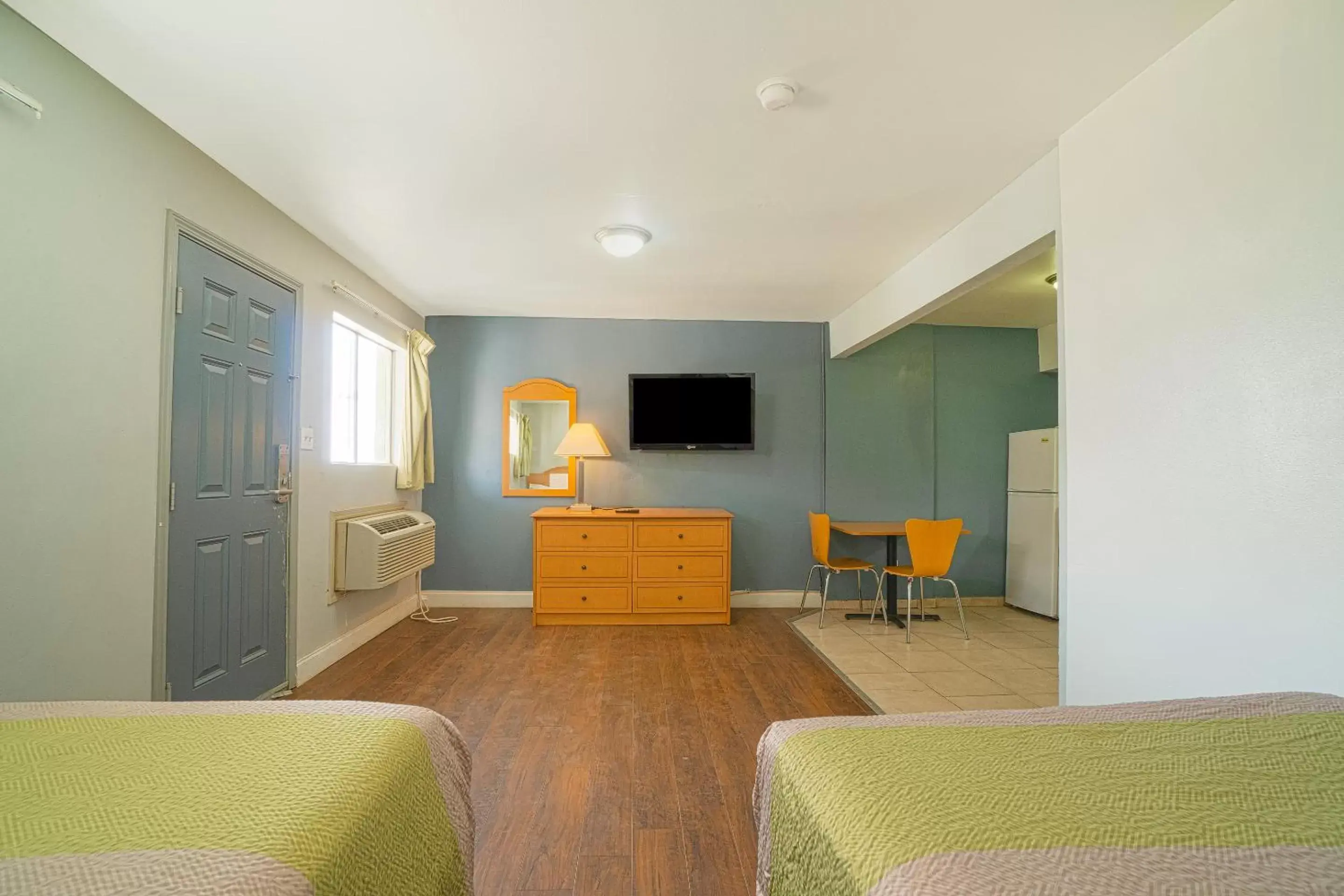 2 Full Bed with kitchenette Non-Smoking in OYO Hotel Midland 2 Full Bed with kitchenette Non-Smoking in OYO Hotel Midland