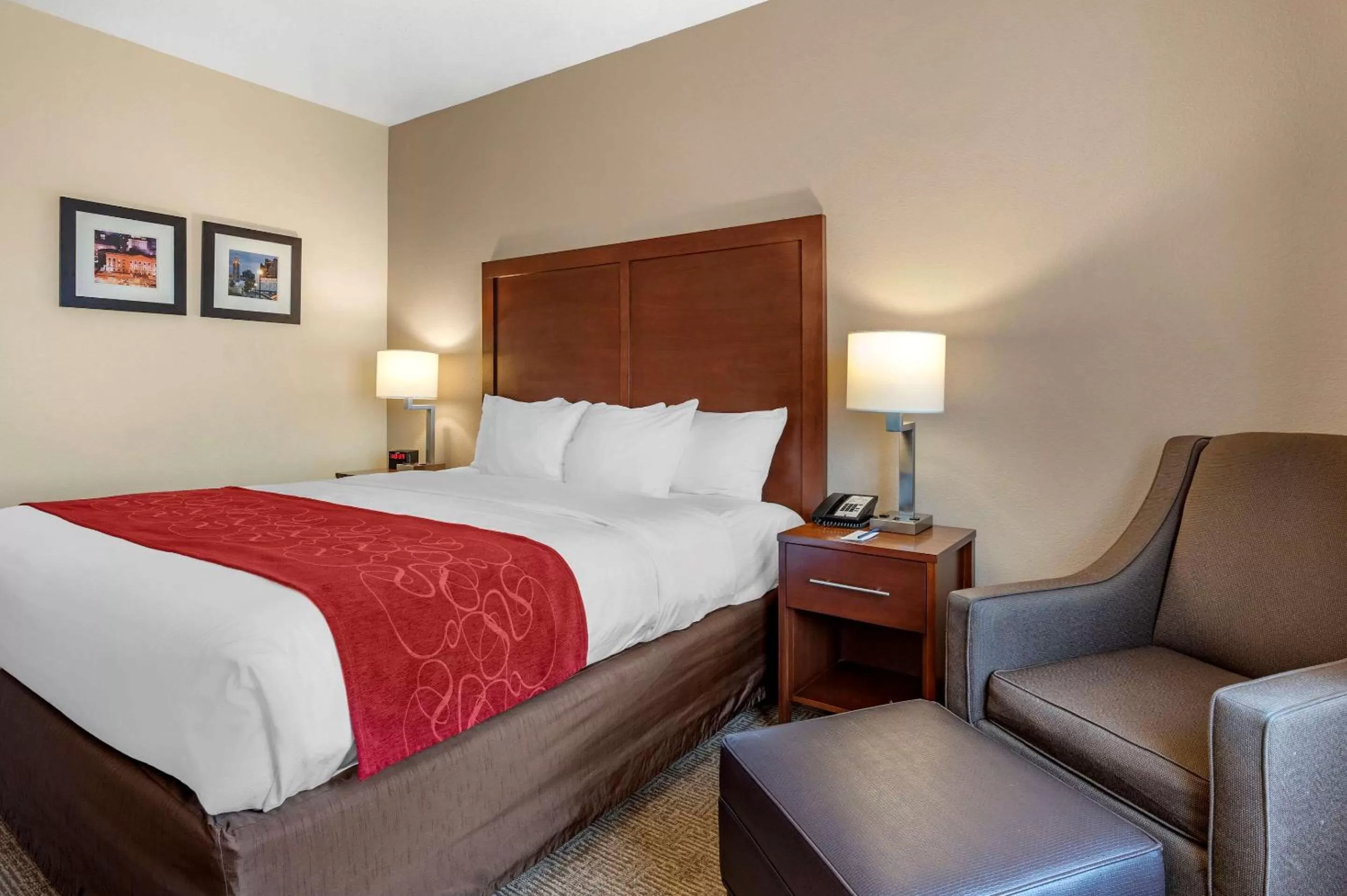 Photo of the whole room, Bed in Comfort Suites Columbus West - Hilliard
