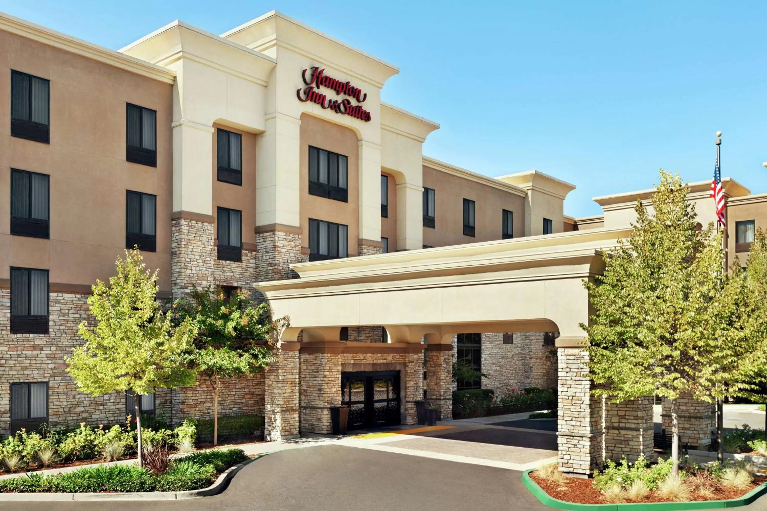 Property building in Hampton Inn & Suites West Sacramento
