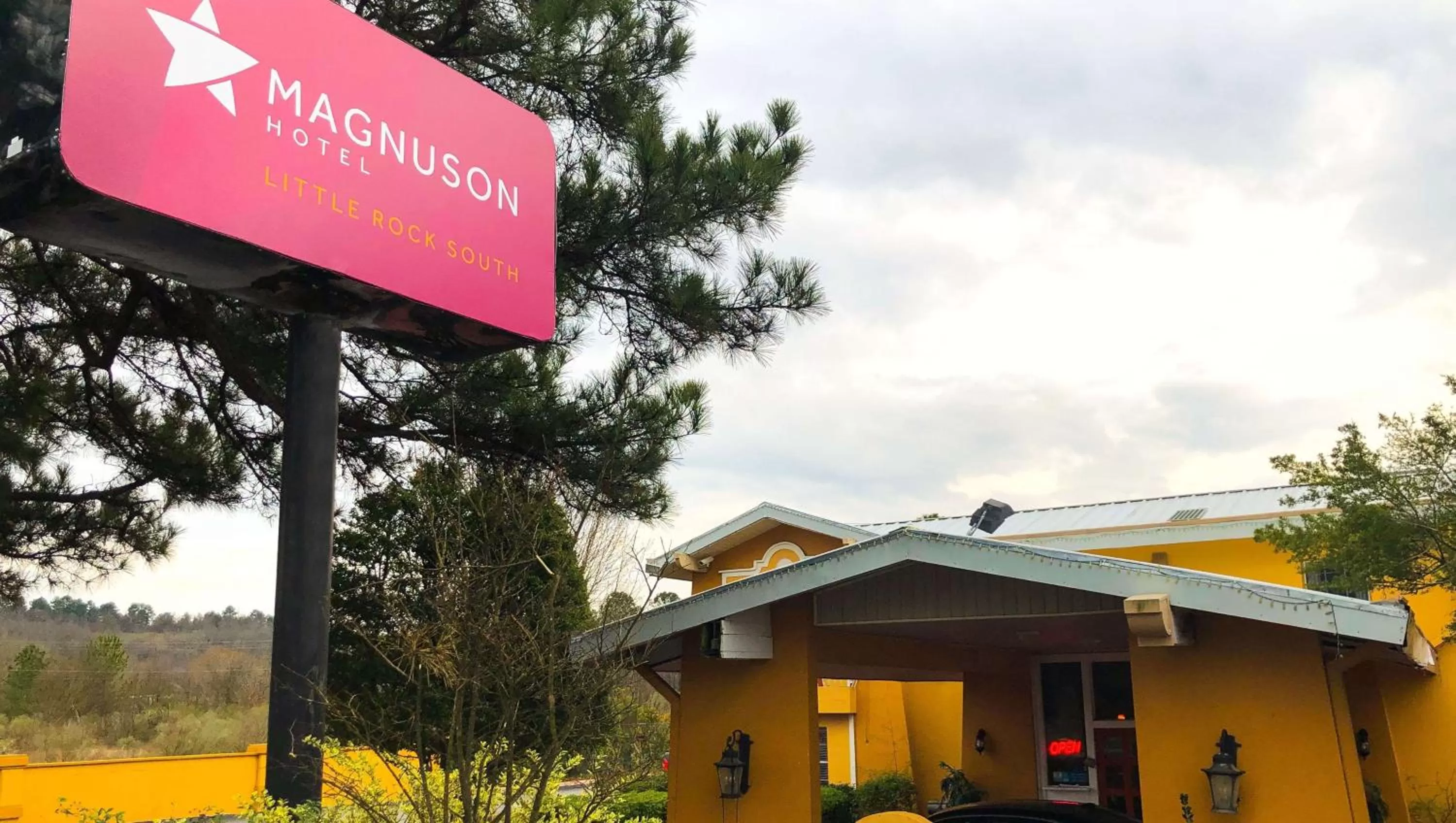 Property building in Magnuson Hotel Little Rock South