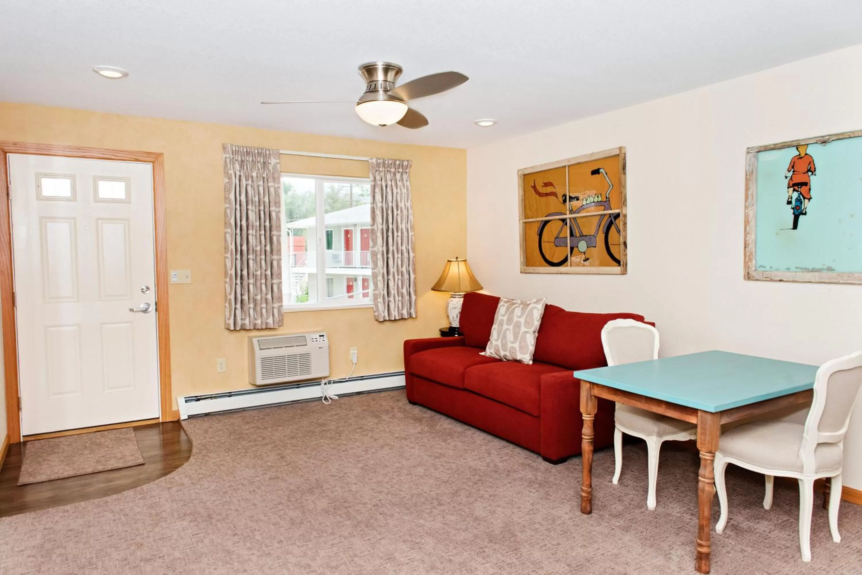 Dining area in Red Wing Motel