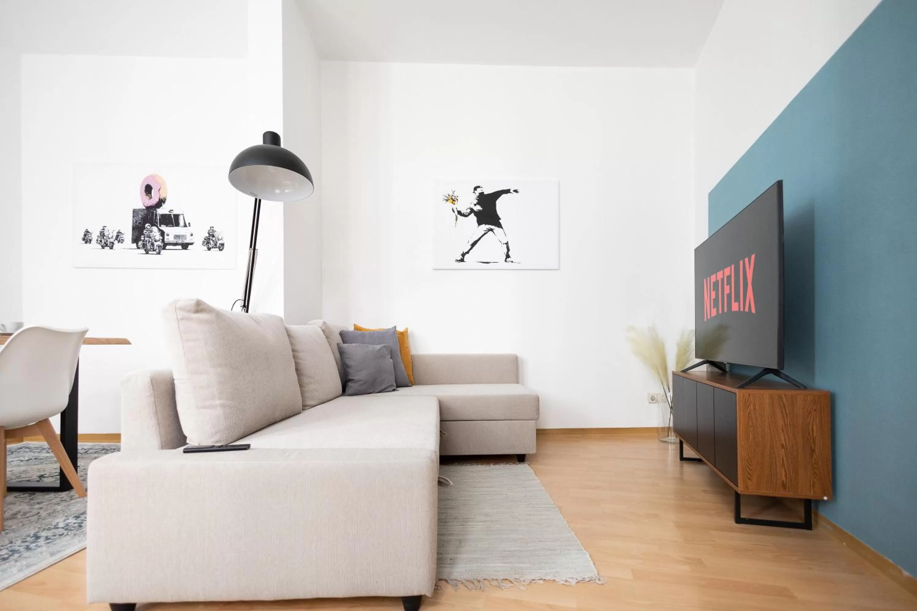 TV and multimedia, Seating Area in Ko-Living Space an der Oper - Street Art Design Apartments