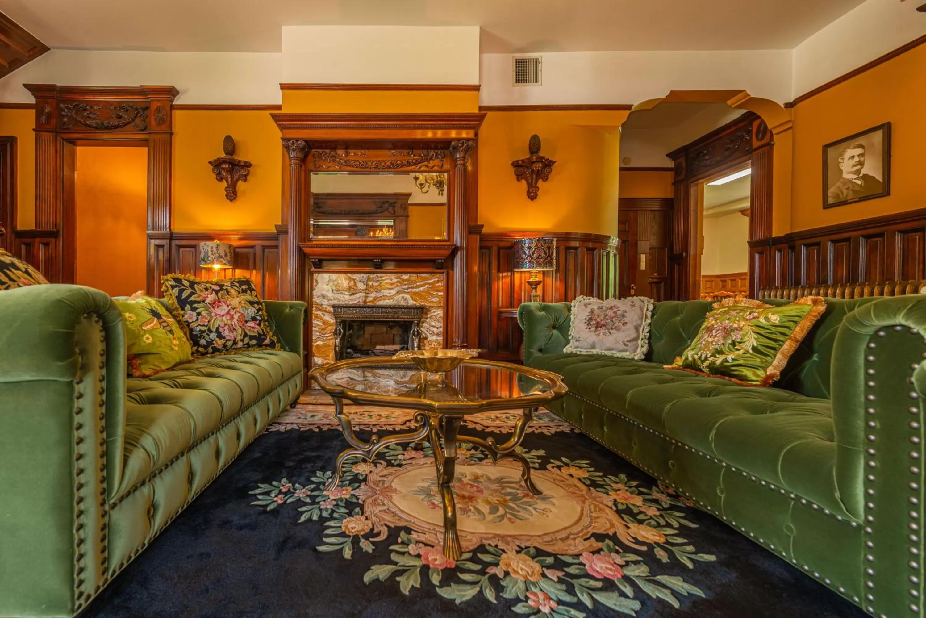 flat iron in Orman Mansion - Pueblo's Most Luxurious Stay!