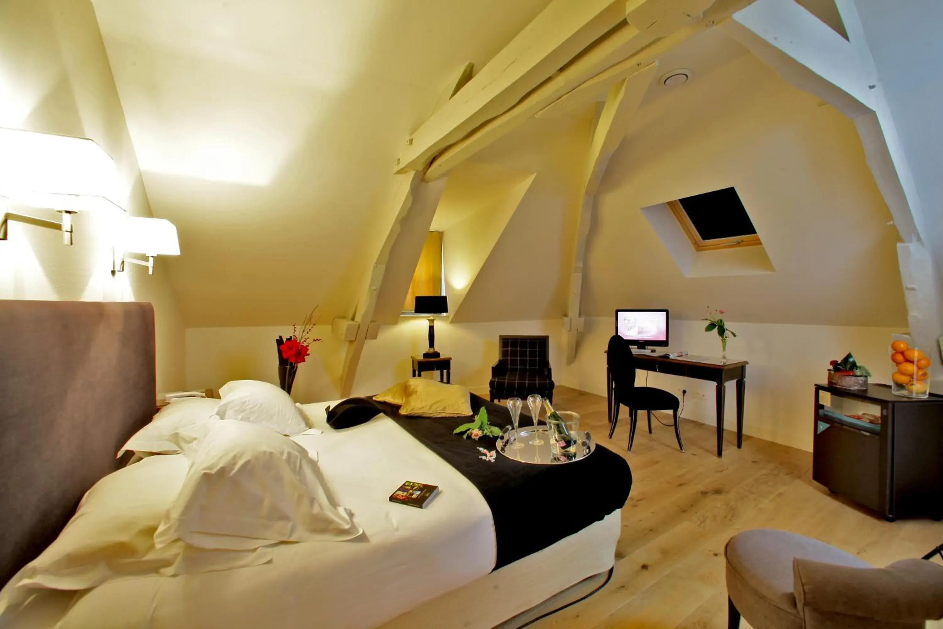 Superior Queen Room in Hotel Le Renoir Superior Queen Room in Hotel Le Renoir