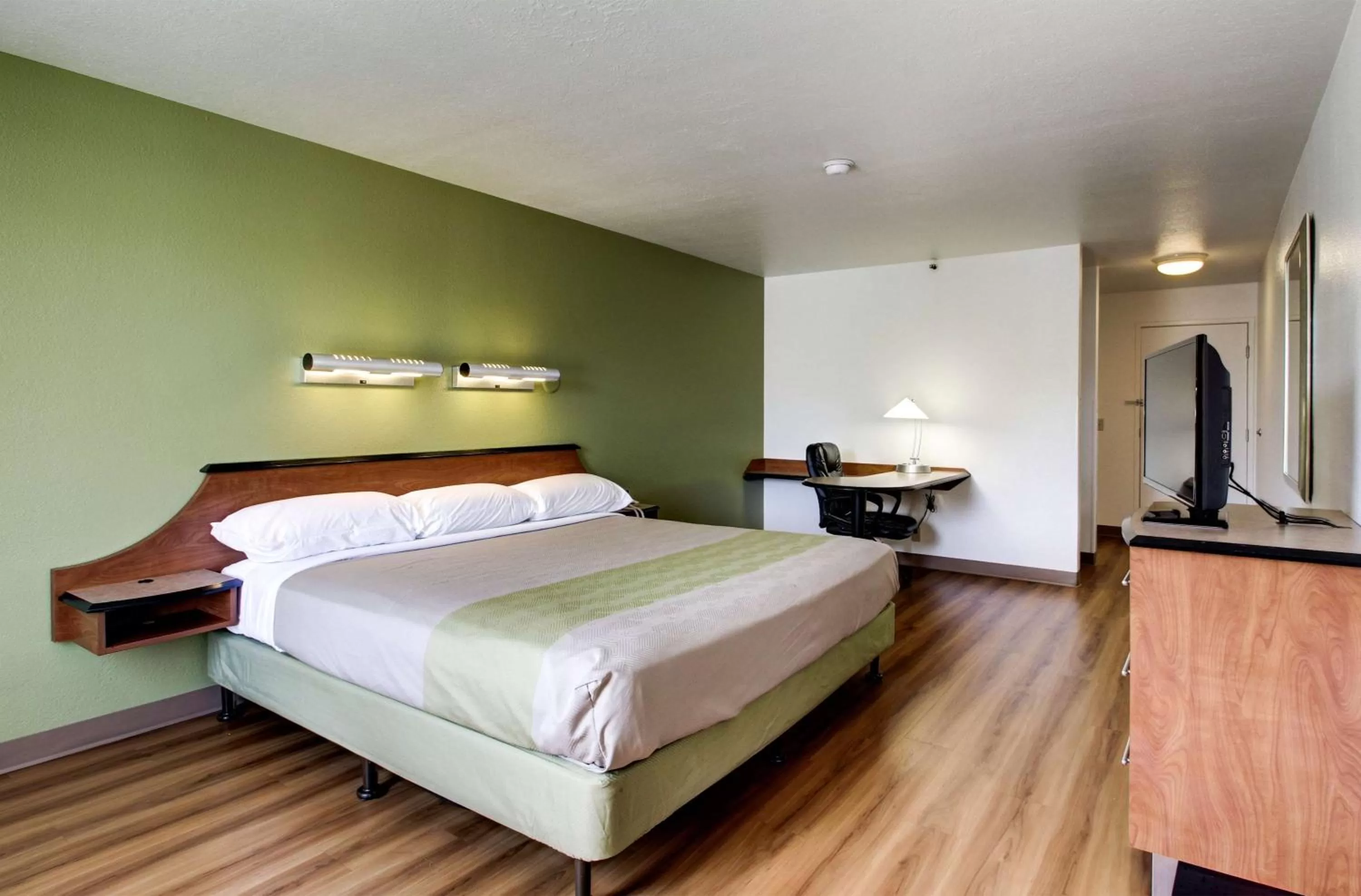 TV and multimedia in Motel 6-Ogden, UT - Riverdale