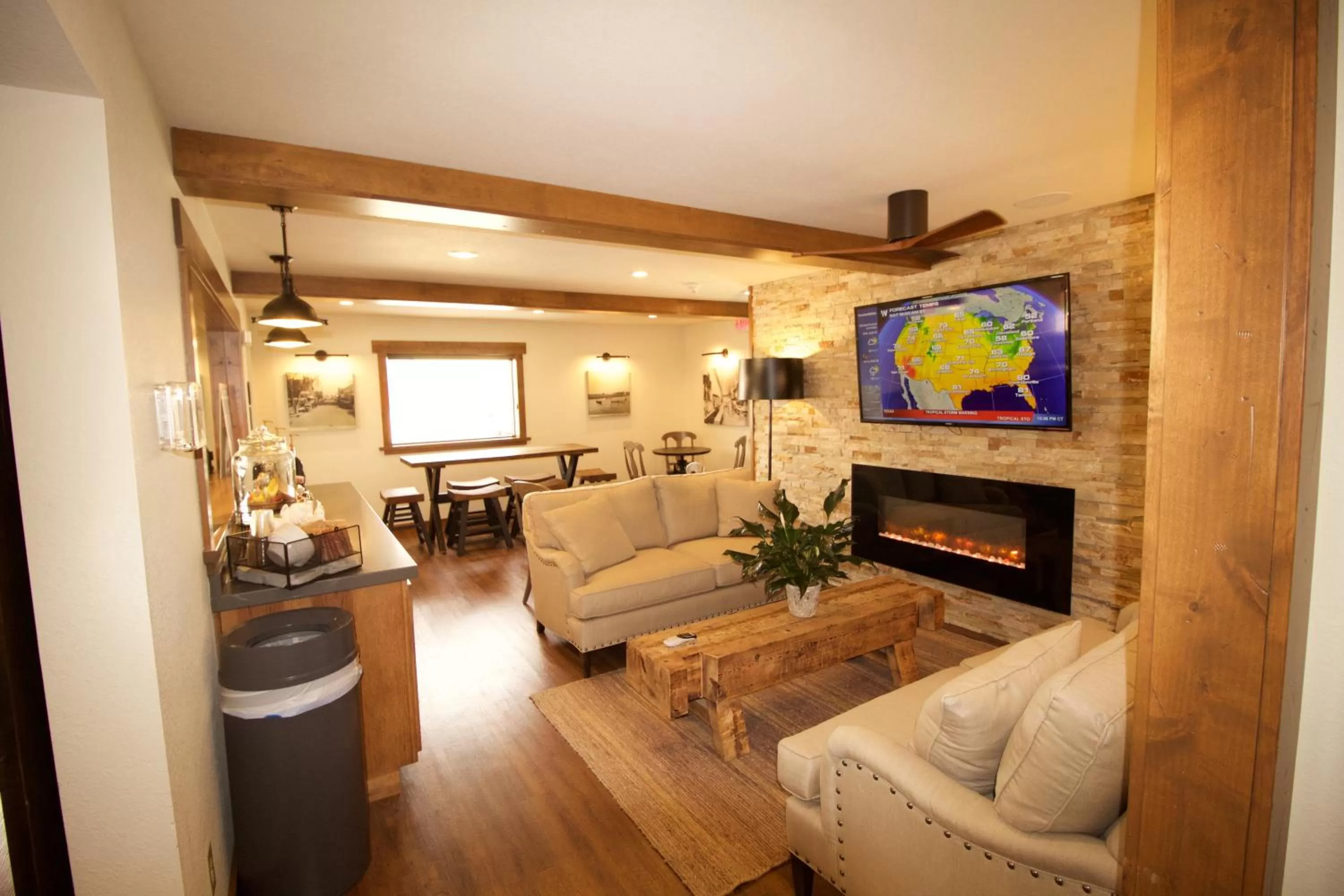 Communal lounge/ TV room in Boarders Inn & Suites by Cobblestone Hotels - Syracuse