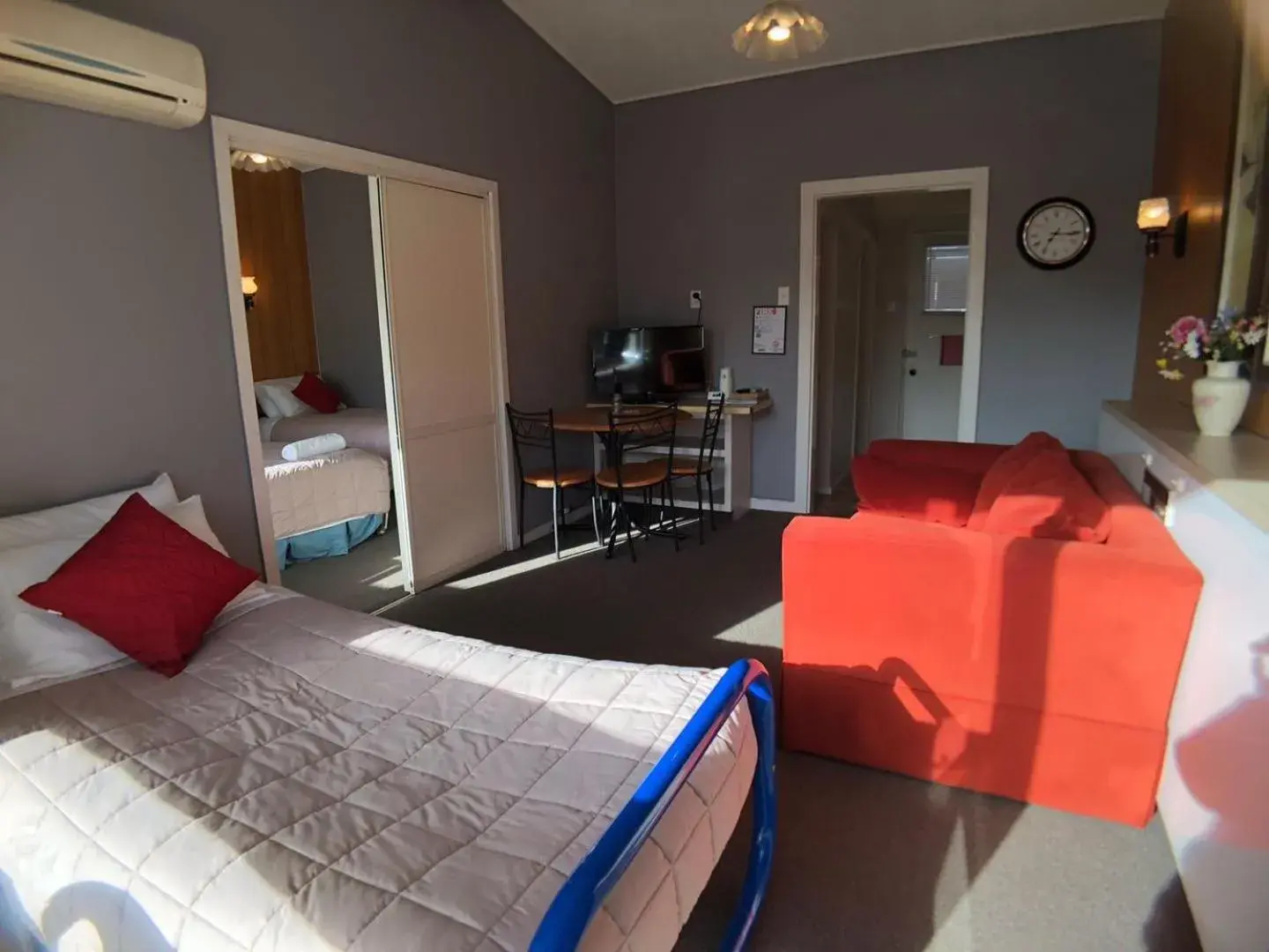 Family Room with Shower in Tui Lodge Motel Family Room with Shower in Tui Lodge Motel