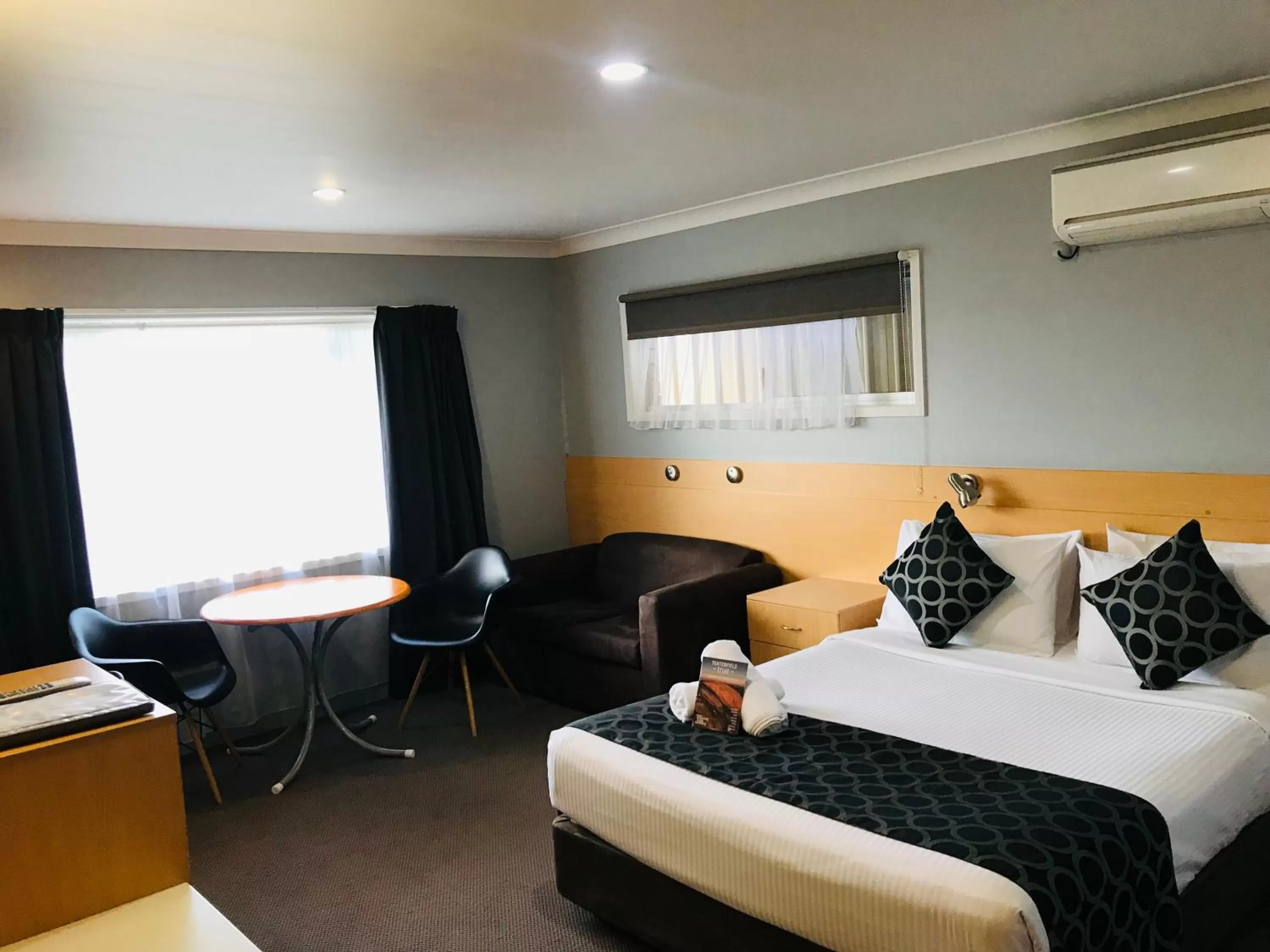 Bed in Jumbuck Motor Inn